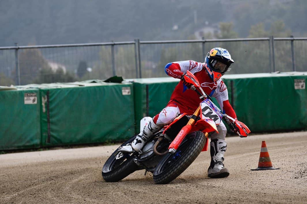 アンドレア・ドヴィツィオーゾさんのインスタグラム写真 - (アンドレア・ドヴィツィオーゾInstagram)「Another flat track training session 💪  #dovi04 #desmodovi #AD04 #MissionWinnow #forzaducati #motogp #alpinestars #suomyhelmets #redbull #oldwildwest #biotekna #mondottica #DucatiEyewear」10月15日 17時11分 - andreadovizioso