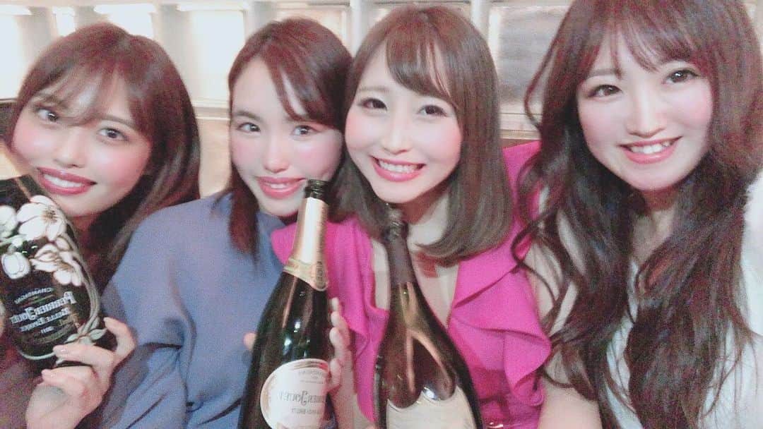  如月 みうさんのインスタグラム写真 - ( 如月 みうInstagram)「久しぶりに会えた先輩と やっとお会いできた先輩♥️ . そしていつもお世話になっているせりな先生♥️笑 . 楽しかったー😭✨ . #仙台#国分町#キャバクラ#ラウンジ#クラブ#シャンパン#美女#二日酔いなし#優しい飲み会」10月15日 17時20分 - miu_k123