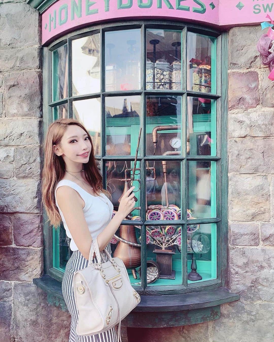のインスタグラム：「. 大阪2日目USJ編🧙‍♀️🦉 みんな鬼の二日酔いと寝不足でめちゃグロッキーだった😂 ジェットコースター乗っては吐いてを繰り返してた🤮w でもあたしハリポタ好きすぎてハリポタエリア入った時だけは元気に🧙‍♀️✨ 杖持ってれば呪文エリアで魔法使えるんだけどそれコンプリートしたくて、暑い中文句一つ言わずにニコニコ着いてきてくれる2人の優しさ…🥺💓笑 13時頃着いて17時前には出たけど十分楽しめたよ🥺(二日酔いしんどかったのもある) そして心斎橋でご飯食べて東京帰った♡ 新幹線では疲れすぎて少しも喋らず爆睡😪笑 楽しかったね～♡また旅しよ😚 . . #女子旅 #USJ #ハリーポッター #ローブが欲しい #エクスプレスパス五分で落とすりほ #あやは鳥になってた #相変わらず口悪いあたし」