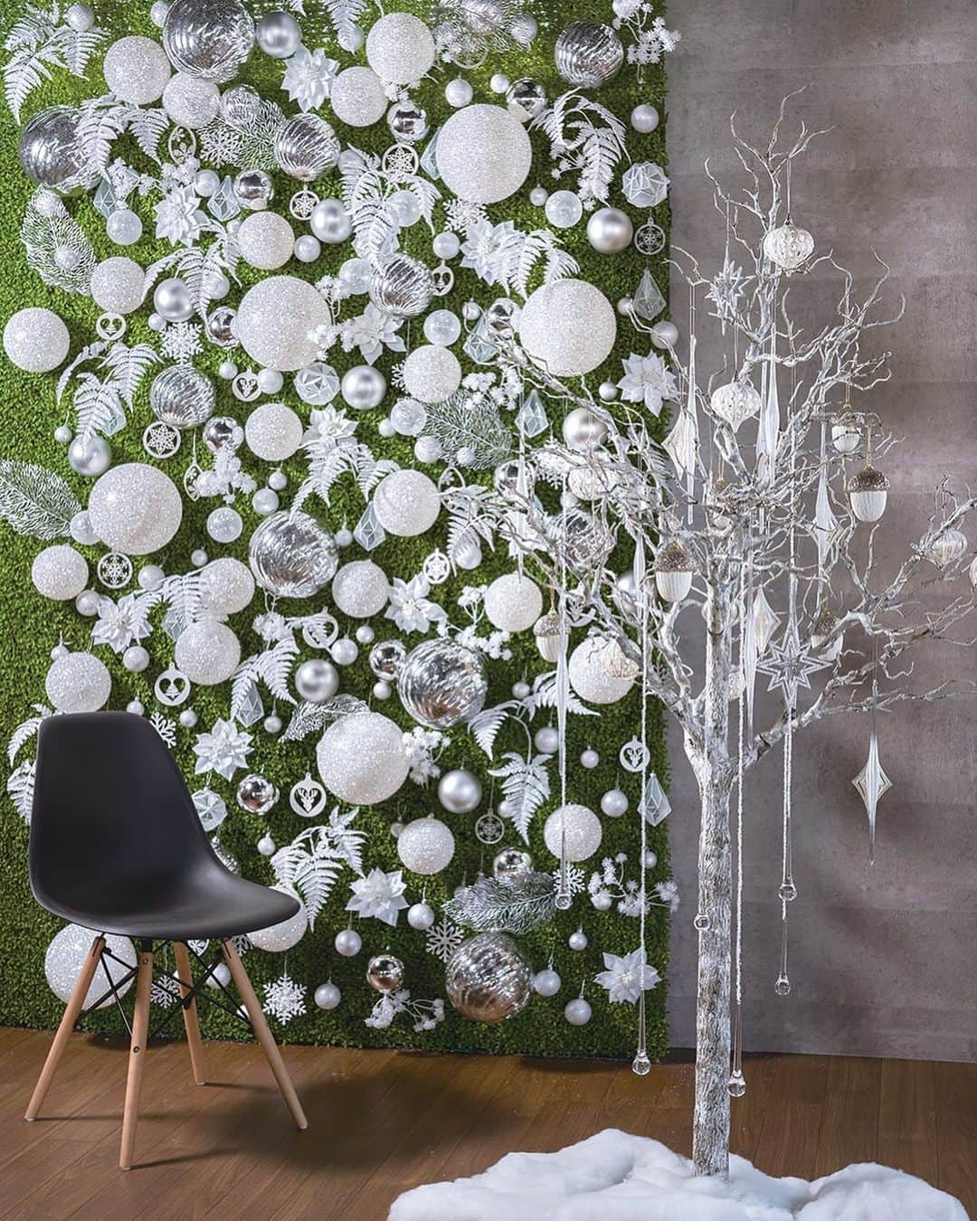 東京堂アーティフィシャルフラワーMAGIQのインスタグラム：「・ 【アーティフィシャルで季節を迎える】〜Winter Flower Home Decoration(ウィンターフラワー ホームデコレーション) ・ FX3035 ホワイティポインセチア FX1020  シュクレアスパラガス XB4811  ホワイトグリッターボールS XB4812  ホワイトグリッターボールM XB4813  ホワイトグリッターボールL XB9631  ⑲クリウスボールS XB9630 ⑲クリウスボールM XO723  フロストオーナメント XO724  フロストダイヤオーナメント ・ 【ハッピーハロウィンキャンペーン】開催中❗️ ○期間:10/4(金)〜10/24(木) 🔸参加方法🔸 ＠magiq.jp プロフィールURLサイト から詳細の確認の上参加お願いします。 #magiqハロウィン2019 ・ #TOKYODO#MAGIQ#MAGIQのある暮らし#東京堂#アーティフィシャルフラワー#アーティフィシャル#アートフラワー#造花#花のある暮らし#花のある生活 #花好きな人と繋がりたい#フラワーデザイン#フラワーアレンジメント#フラワーアレンジ#アレンジメント#花が好き#花を飾る#artificial#artificialflower #flowerofinstagram #flowersoninstagram#winterflowers #花藝#插花#花藝課#保鮮花#不凋花#꽃스타그램#조화」