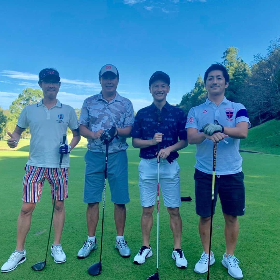 播戸竜二さんのインスタグラム写真 - (播戸竜二Instagram)「『banゴルフ⛳️🏌️‍♂️』 ・ ちょっと前、フジテレビ軍団とゴルフ！ ・ 野球の野村弘樹さん、ナレーターの福ノ上さんと一緒に周り、いろいろ教えていただきました！ ・ この時は53.53の106で、ベストスコアでした🏌️‍♂️ ・ いろいろな人とコミュニケーション出来るゴルフは最高やね！😁 ・ ・ ちょっとずつ上手くなります！ ・ ・ #ゴルフ #GOLF #フジテレビ #スパーク #ハンチング  #ファ〜」10月15日 17時43分 - ryuji_bando