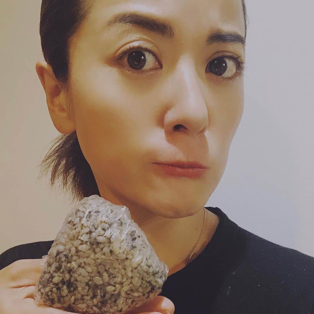 桑原りささんのインスタグラム写真 - (桑原りさInstagram)「みなさん、台風の影響はいかがでしたでしょうか。被災された方々には心からお見舞い申し上げます。  私自身は全く無事ですが、非常食に作った大量の🍙と格闘中です。困った！作りすぎた！停電を考慮して、日持ちするようにと梅干🍙にしたのだけど、なかなか活用パターンが思いつかず🤭ゴマ梅干🍙＋ネギ＋卵でチャーハンにしてみました👩‍🍳小魚があればもっとよかったけど、なかなかの美味しさでした👍 🍙Onigiri(Rice balls) Action🍙✨ If you post 🍙photo with #onigiriaction, 5 school meals will be provided to children in need👩‍🍳🍙✨ 今年も、途上国のこどもたちに給食を届けるTable For Twoのおにぎりアクション開催中です！🍙の写真と一緒に#OnigiriActionをつけてSNS投稿するだけで、5食の給食がこどもたちのもとへ！11月20日までだよ！みんなもぜひ🍙✨ #tablefortwo  #OnigiriAction2019  #Oct16th #worldfoodday2019  #おにぎりアクション  #10月16日は世界食料デー  #ソーシャルアクション  #桑原りさ」10月15日 17時38分 - lisakuwamon