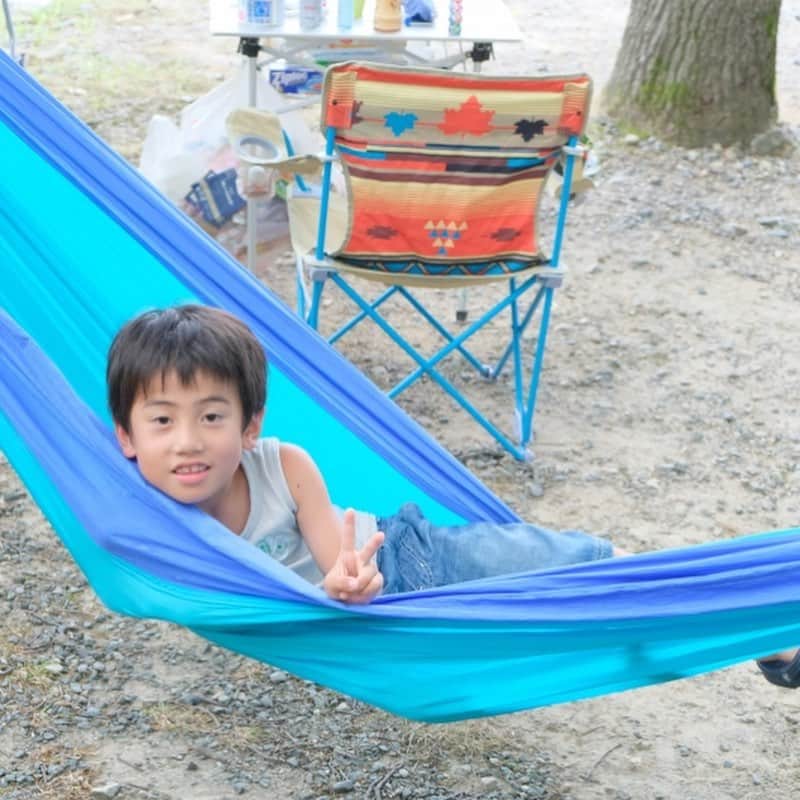 キャンプ情報サイト［ランタン］さんのインスタグラム写真 - (キャンプ情報サイト［ランタン］Instagram)「CAMP SMILE STYLE ／ お気に入りのハンモックでブーラブラ。 のんびり楽しむ親子キャンプ ＼ いろんなキャンパーのキャンプスタイルを現地取材と一般キャンパーからの投稿で数多く掲載してます。 . . 詳しくは @lantern.camp  webサイトをご覧ください . . #camp #camping #outdoor #travel #trip #lantern_smile #nature #キャンプ #キャンプ用品 #アウトドア #テント #自然 #旅行 #キャンプ初心者  #キャンプ好きな人と繋がりたい #マキノ高原キャンプ場 #コールマン #ラウンドスクリーン2ルームハウス #ハンモック #ファミリーキャンプ #ファミキャン」10月15日 17時51分 - lantern.camp