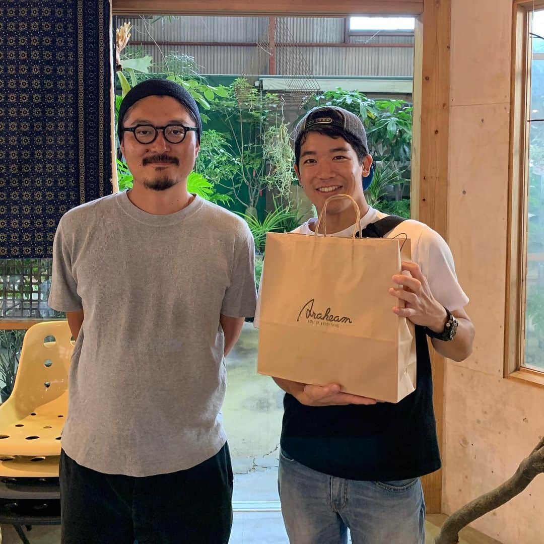 木藪亮太のインスタグラム：「モーニングスマイルを担当し始めて以来、ポニーメイツの後を追いかけるようにお出かけしています。笑 ポニーメイツの中継以外のコーナーでお世話になっている方の所にも。 ラジオを通してお話しした人とは会いたくなります。 少し前まで休みは家で過ごしがちだったので、外に出る機会が増えているこの頃です。 そのためには、鹿児島、少し広過ぎますが...笑  #araheam #鹿屋 #南さつま市 #竹田神社 #花の加世田 #鹿児島 #cafe #観葉植物 #mbc」