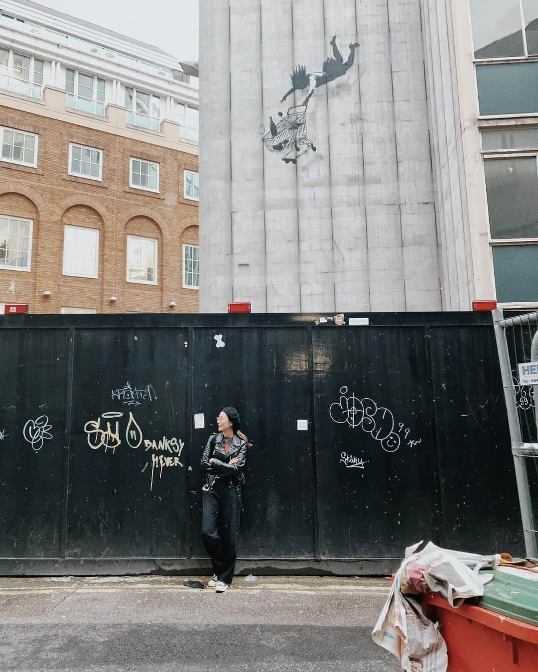 櫻井千尋さんのインスタグラム写真 - (櫻井千尋Instagram)「✮ Spot ✈︎ London,United Kingdom. . 時間なくて1個だけしか 探せんやったけど みーつけたっ♫ . . . #London #unitedkingdom #ロンドン #banksy #バンクシー  #trip #travel #ちぃ散歩inLondon」10月15日 17時59分 - chihirosakurai