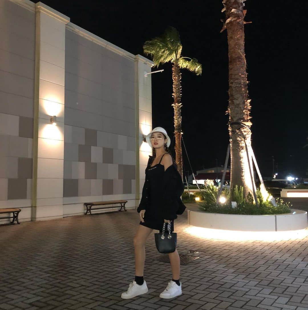 のインスタグラム：「・ 最近寒くなってきたね、☁ アウター着れる季節待ってた〜 アウターはヴィンテージのもの ・ ・ #ほのクローゼット  #モノトーンコーデ  #ヴィンテージ」