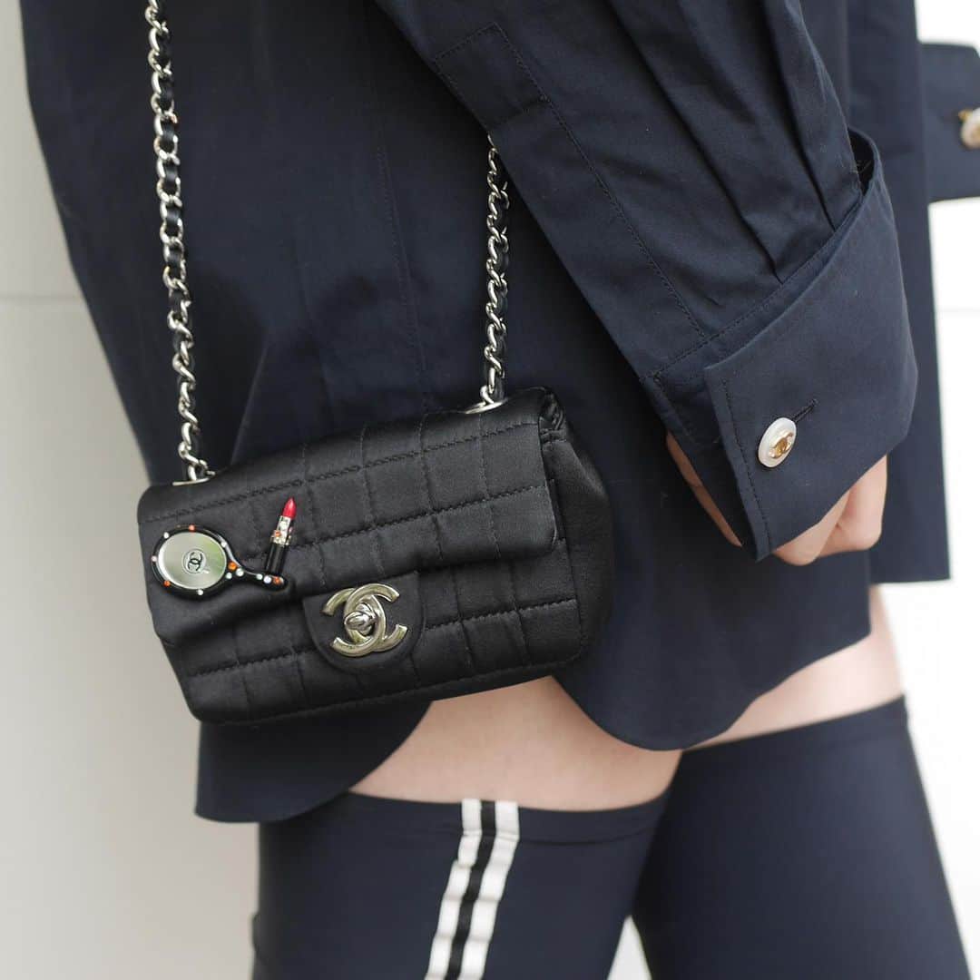 Vintage Brand Boutique AMOREさんのインスタグラム写真 - (Vintage Brand Boutique AMOREInstagram)「Vintage Chanel satin micro shoulder bag ▶︎Free Shipping Worldwide✈️ ≫≫≫ DM for more information 📩 info@amorevintagetokyo.com #AMOREvintage #AMORETOKYO #tokyo #Omotesando #Aoyama #harajuku #vintage #vintageshop #ヴィンテージ #ヴィンテージショップ #アモーレ #アモーレトーキョー #表参道 #青山 #原宿#東京 #chanel #chanelvintage #vintagechanel #ヴィンテージ #シャネル #ヴィンテージシャネル #amoreomotesando #アモーレ表参道」10月15日 18時01分 - amore_tokyo