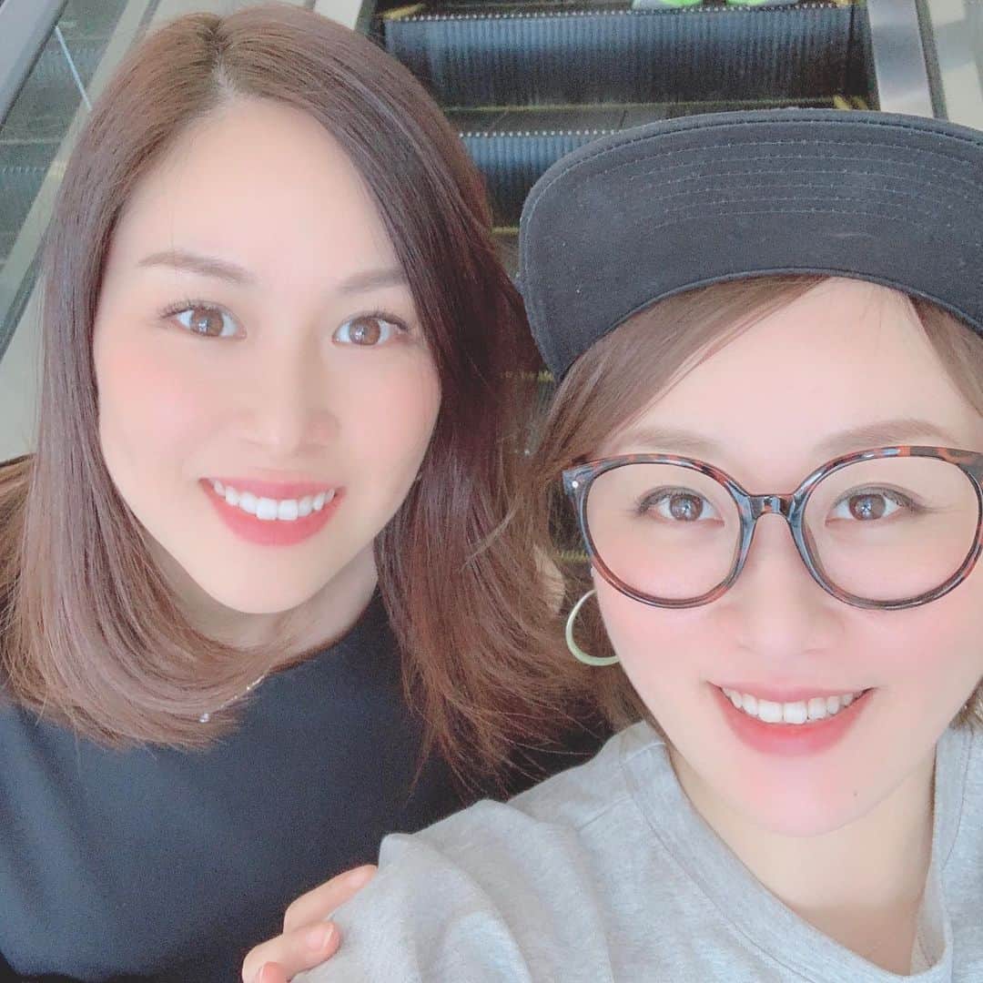 祐澄しゅんさんのインスタグラム写真 - (祐澄しゅんInstagram)「そうそう！ この間、よっちゃんと会いましたよ😆✨ お互い近況から色々な話になって、あっという間に時間が過ぎちゃいました！楽しかった〜🤣 一昨日は東京で星組千秋楽でした。駆けつけていた同期が送ってくれていた写真でも感じましたが、沢山の愛に包まれて卒業していったそうです。個性溢れる同期たちはそれぞれの道で頑張っていて、辞めてからも刺激をくれる存在です。 これからも素敵な日々を過ごしてほしいです。 #同期 #88期 #元花 #月央和沙 ちゃん #祐澄しゅん」10月15日 18時01分 - satchy725