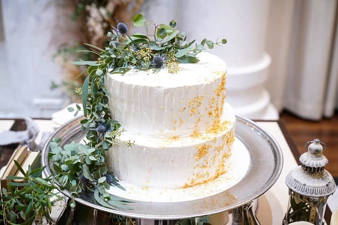 TAKE and GIVE NEEDS(T&G公式) さんのインスタグラム写真 - (TAKE and GIVE NEEDS(T&G公式) Instagram)「【#weddingcake】 ・ シンプルなクリームケーキに、グリーンと金箔をアクセントにデコレーション。おふたりらしい、とっておきのウェディングケーキに🌿✨ ・ ・ 会場👉 #アーカンジェル迎賓館福岡 ・ 【#tg花嫁】 ↑タグ付けしてフォロー&投稿お願いします☺︎ . ・ #takeandgiveneeds #テイクアンドギヴニーズ #tg花嫁 #wedding  #ウェディング #結婚式 #結婚式場 #プレ花嫁 #卒花嫁 #卒花嫁レポ #guesttable #メインテーブル#フラワー #weddingparty#結婚式装飾 #結婚式装花  #シンプルケーキ#クリームケーキ#weddingcakes #weddingideas #ケーキ#ウェディングケーキ#cakes #金箔ケーキ #cream」10月15日 18時03分 - takeandgiveneeds_official
