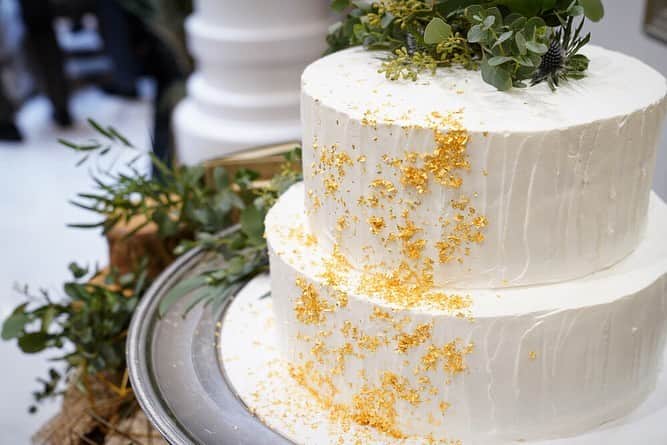 TAKE and GIVE NEEDS(T&G公式) さんのインスタグラム写真 - (TAKE and GIVE NEEDS(T&G公式) Instagram)「【#weddingcake】 ・ シンプルなクリームケーキに、グリーンと金箔をアクセントにデコレーション。おふたりらしい、とっておきのウェディングケーキに🌿✨ ・ ・ 会場👉 #アーカンジェル迎賓館福岡 ・ 【#tg花嫁】 ↑タグ付けしてフォロー&投稿お願いします☺︎ . ・ #takeandgiveneeds #テイクアンドギヴニーズ #tg花嫁 #wedding  #ウェディング #結婚式 #結婚式場 #プレ花嫁 #卒花嫁 #卒花嫁レポ #guesttable #メインテーブル#フラワー #weddingparty#結婚式装飾 #結婚式装花  #シンプルケーキ#クリームケーキ#weddingcakes #weddingideas #ケーキ#ウェディングケーキ#cakes #金箔ケーキ #cream」10月15日 18時03分 - takeandgiveneeds_official