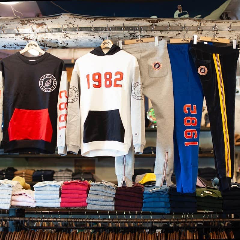 のインスタグラム：「【SWEET PANTS POP UP SHOP】﻿ ハリウッド ランチ マーケットにて、 @sweetpants1982 のポップアップショップを開催します。 ﻿ 秋冬の新作商品やサンプル商品など豊富なバリエーションとカラー展開でご用意しております。﻿ この機会にぜひご来店ください。﻿ ﻿ 詳細は @hollywood_ranch_market のストーリーハイライトよりご覧ください。﻿ ﻿ #sweetpants #hollywoodranchmarket #ハリウッドランチマーケット #blueblue #ブルーブルー #seilin #聖林公司」