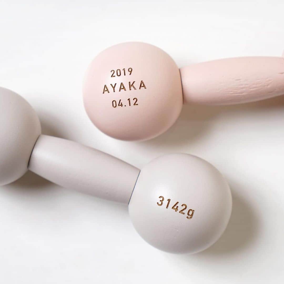 10mois(ディモワ) web shopさんのインスタグラム写真 - (10mois(ディモワ) web shopInstagram)「本日より発売しました！﻿ 「ダンベルベルで、ベビトレしよう。」﻿ ﻿ ダンベルのようなガラガラ、ダンベルベル。﻿ 赤ちゃんの健やかな成長を応援する知育玩具です。﻿ ﻿ 「名入れダンベルベル」は、﻿ ご出産の記念として生年月日や生まれた体重、お名前を刻印し、﻿ オリジナルのダンベルベルを作ることができます。 名入れオーダーチケットはしっかりとした封筒入りなのでギフトにもぴったりです。﻿ ﻿ 天然木ブナの手触りの良さとやさしいベルの音色で、﻿ 生まれたての赤ちゃんから楽しめるオモチャです。﻿ ﻿ #ベビトレ #ダンベルベル #ベビーダンベル#10mois #ディモワ﻿ #dumbbellbell #赤ちゃん #ガラガラ　#知育玩具　#ラトル　﻿ #出産準備　#名入れ　#出産記念　#誕生記念　#ベビーギフト#出産祝い」10月15日 18時17分 - 10mois_official