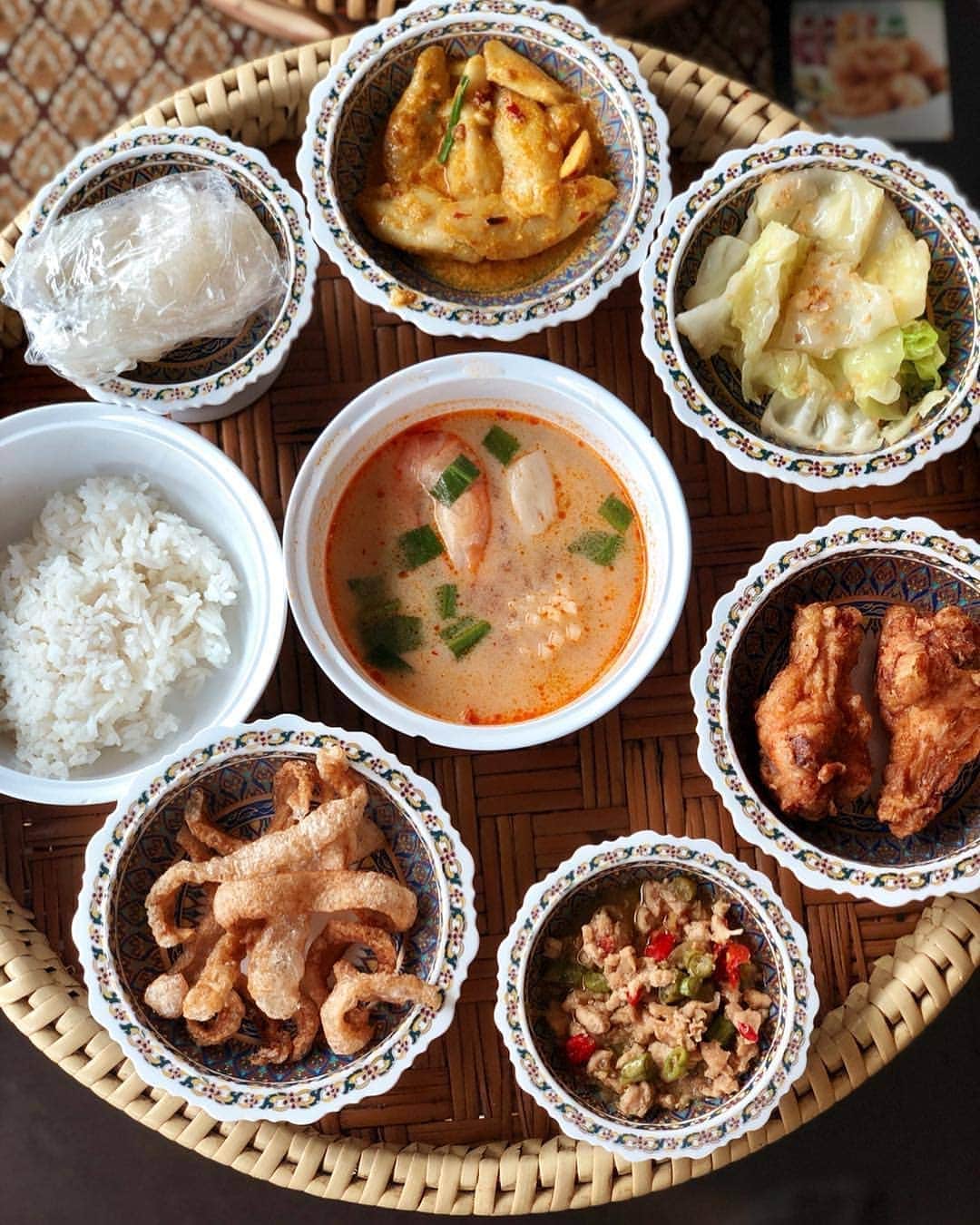 タイ国政府観光庁さんのインスタグラム写真 - (タイ国政府観光庁Instagram)「⠀ ＼🇹🇭サワッディー・カー🇹🇭／⠀ ⠀ 今週の #こんなタイ知らなかった は、⠀ バンコクのお隣サムットプラカーン県にある観光スポット「ムアンボーラーン」内にあるレストランでの一枚📸✨⠀ ⠀ タイの名物料理がずらりと並び、とっても美味しそうですね🤤💗⠀ ⠀ @oyomechama_bkk さん、コップン・カー🙏✨⠀ ⠀ ⠀ ・・・・・・・⠀ 今まで知らなかったタイの魅力を見つけたら、ハッシュタグ #こんなタイ知らなかった をつけて投稿して下さい🌸⠀ ⠀ こちらでご紹介させて頂くことがあります。皆さまからの投稿をお待ちしています😊⠀ ⠀ #repost #タイ #ムアンボーラーン #タイ料理 #タイ料理大好き #エスニック料理 #アジア料理 #こんなタイ知らなかった #もっと知りタイ #タイ旅行 #食べるの大好き #食べるの好きな人と繋がりたい #写真好きな人と繋がりたい #旅好きな人と繋がりたい #旅行好きな人と繋がりたい #女子旅 #thailand #samutprakan #ancientcity  #amazingthailand #thailandtravel #thailandtrip #thai #thaistagram  #lovethailand  #girlstrip #tabijyomap_thailand」10月15日 18時17分 - amazingthailandjp