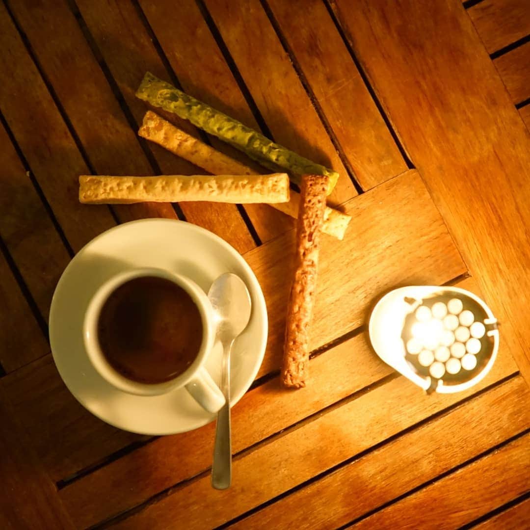 coneri 品川さんのインスタグラム写真 - (coneri 品川Instagram)「「こねり品川」だけの新食感チョコレートパイは、コーヒーや紅茶と合わせてお楽しみいただくのにもぴったりです。さくさくとした軽やかな食感のパイ生地に、甘さ控えめのチョコレートをしっとりと浸み込ませたクセになる味わい。個性豊かな４種類のフレーバーと共に、ほっと一息、自分だけの贅沢な時間をお過ごしください！ #coneri品川 #こねり品川 #conerishinagawa #品川土産 #パイ #スティックパイ #チョコレートパイ #カカオ #マロングラッセ #抹茶 #ミルク #映えスイーツ #おしゃれスイーツ #秋スイーツ #sweets #japanesesweets #confectionery #japanesebrand #handcrafted #stickpie #chocolate #cacao #chestnut #matcha #milk #cafe #design #autumn #shinagawa #tokyo」10月15日 18時11分 - coneri_official