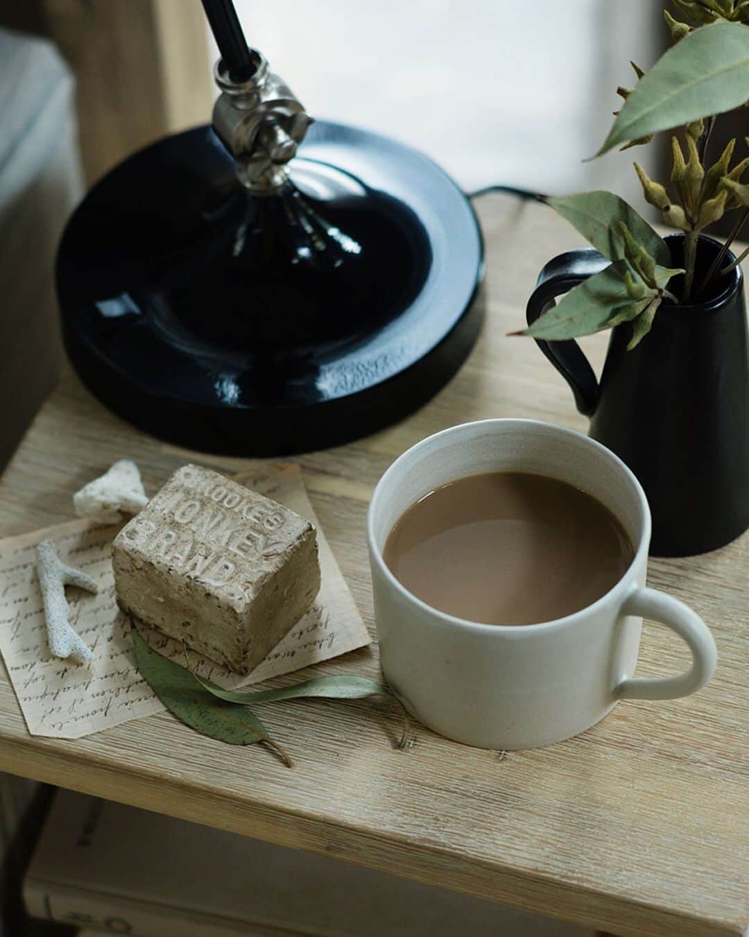 のインスタグラム：「「暮らしの余白、つくるには。」 ハンドドリップでコーヒーを淹れるだけで、特別な気持ちになれたりします。そういった何気ない時間が習慣になっていくことで、暮らしの中に余白が生まれていくのかもしれません。「今」と「憧れの生活」の差は、些細なことの積み重ねだったりしますよね。 ---- ◆詳細はプロフィールのリンクからどうぞ @unico_fan ----- #ウニコ #unico #ウニコルーム #unicoloom #unicoオンラインショップ #コーヒー #coffee #コーヒータイム #カフェタイム #おうちカフェ #コーヒー好き #雑貨 #照明 #グリーンのある暮らし #コーヒーのある暮らし #日々の暮らし #暮らしを楽しむ #休日 #新生活 #引越し #模様替え #ライフスタイル #インテリア #家具 #マイホーム #家づくり #部屋づくり #リビング #ダイニング #心地よい暮らし」
