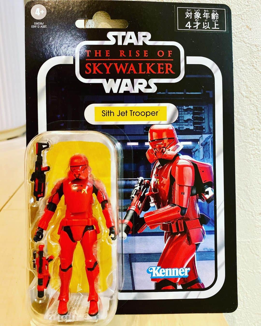 Saschaさんのインスタグラム写真 - (SaschaInstagram)「#starwars #kenner フィギュアセットをゲット！ルークを彷彿とさせるレイの姿 ナイト・オブ・レンは武器のアックスが気になります。中はどんな人間なのか？ そしてシス・ジェット・トルーパー！ジェットということはジェットパックで飛ぶ？ブラスターも2種類！ さらにレトロシリーズ！どれも40年前に持っていたものばかり！こうやって時を超えて手元にやってくる感覚が不思議！！ドイツのおもちゃ屋さんに並んでるのをよく眺めていたな〜 ついにその #スターウォーズ のスカイウォーカーシリーズが今年で終わってしまう…(スターウォーズは終わりませんが) 人生ほぼ全てを共にしてきたシリーズだけに…考えると寂しさが…公開が待ち遠しいけど…公開して欲しくなくなってきたw そろそろ最後の予告編が公開になるようです！正座して見ます！」10月15日 18時16分 - sascha348