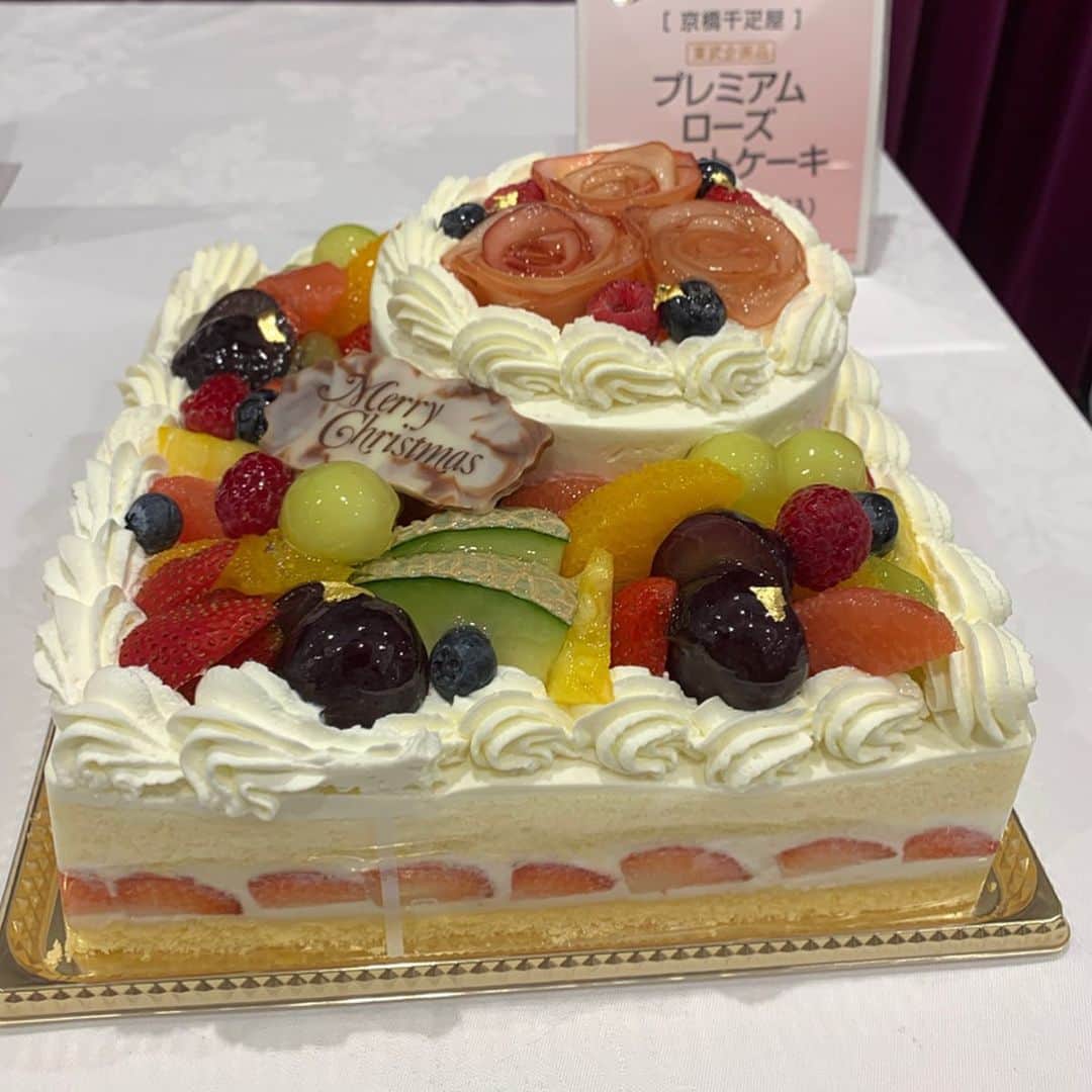 satomiさんのインスタグラム写真 - (satomiInstagram)「🎂〔2019 TOBU CHRISTMAS CAKES〕🎂 東武のクリスマスケーキ スペシャルテイスティングイベント に参加させて頂きました¨̮♡︎ * * 今年はフラワーがテーマで全部食べれることにこだわってるそうです✨どれも美しいです🌼 定番のショートケーキだけでなくチョコレートやバターケーキ、チーズケーキなど迷っちゃう〜🎄💜 * * ✼••┈┈┈┈┈┈┈┈┈┈┈┈┈┈┈┈••✼ 中でも気になったベスト3🏅 ・ダロワイヨ レ マカロン「ノエル レ マカロン」 ・京橋千疋屋「プレミアム ローズ ショートケーキ」 ・ガトー・ド・ボワイヤージュ「ルージュ・フルール」 ✼••┈┈┈┈┈┈┈┈┈┈┈┈┈┈┈┈••✼ マカロン好きはたまらないダロワイヨのケーキや 千疋屋の2段のケーキには圧巻！！！！！ * 今回4種のケーキを試食させて頂きました😊💓 どれも甘すぎずぺろっといけちゃいました✨ 本当美味しい〜🥺✨✨ * 予約必須のケーキ✨💜🎂 ぜひクリスマスケーキのご参考になるといいな💓 * * #池袋東武  #2019池袋東武クリスマスケーキ #クリスマスケーキ  #christmascakes」10月15日 18時22分 - saatoomii47