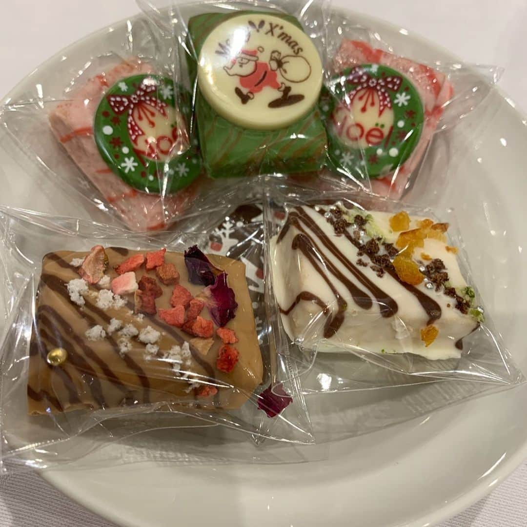 satomiさんのインスタグラム写真 - (satomiInstagram)「🎂〔2019 TOBU CHRISTMAS CAKES〕🎂 東武のクリスマスケーキ スペシャルテイスティングイベント に参加させて頂きました¨̮♡︎ * * 今年はフラワーがテーマで全部食べれることにこだわってるそうです✨どれも美しいです🌼 定番のショートケーキだけでなくチョコレートやバターケーキ、チーズケーキなど迷っちゃう〜🎄💜 * * ✼••┈┈┈┈┈┈┈┈┈┈┈┈┈┈┈┈••✼ 中でも気になったベスト3🏅 ・ダロワイヨ レ マカロン「ノエル レ マカロン」 ・京橋千疋屋「プレミアム ローズ ショートケーキ」 ・ガトー・ド・ボワイヤージュ「ルージュ・フルール」 ✼••┈┈┈┈┈┈┈┈┈┈┈┈┈┈┈┈••✼ マカロン好きはたまらないダロワイヨのケーキや 千疋屋の2段のケーキには圧巻！！！！！ * 今回4種のケーキを試食させて頂きました😊💓 どれも甘すぎずぺろっといけちゃいました✨ 本当美味しい〜🥺✨✨ * 予約必須のケーキ✨💜🎂 ぜひクリスマスケーキのご参考になるといいな💓 * * #池袋東武  #2019池袋東武クリスマスケーキ #クリスマスケーキ  #christmascakes」10月15日 18時22分 - saatoomii47