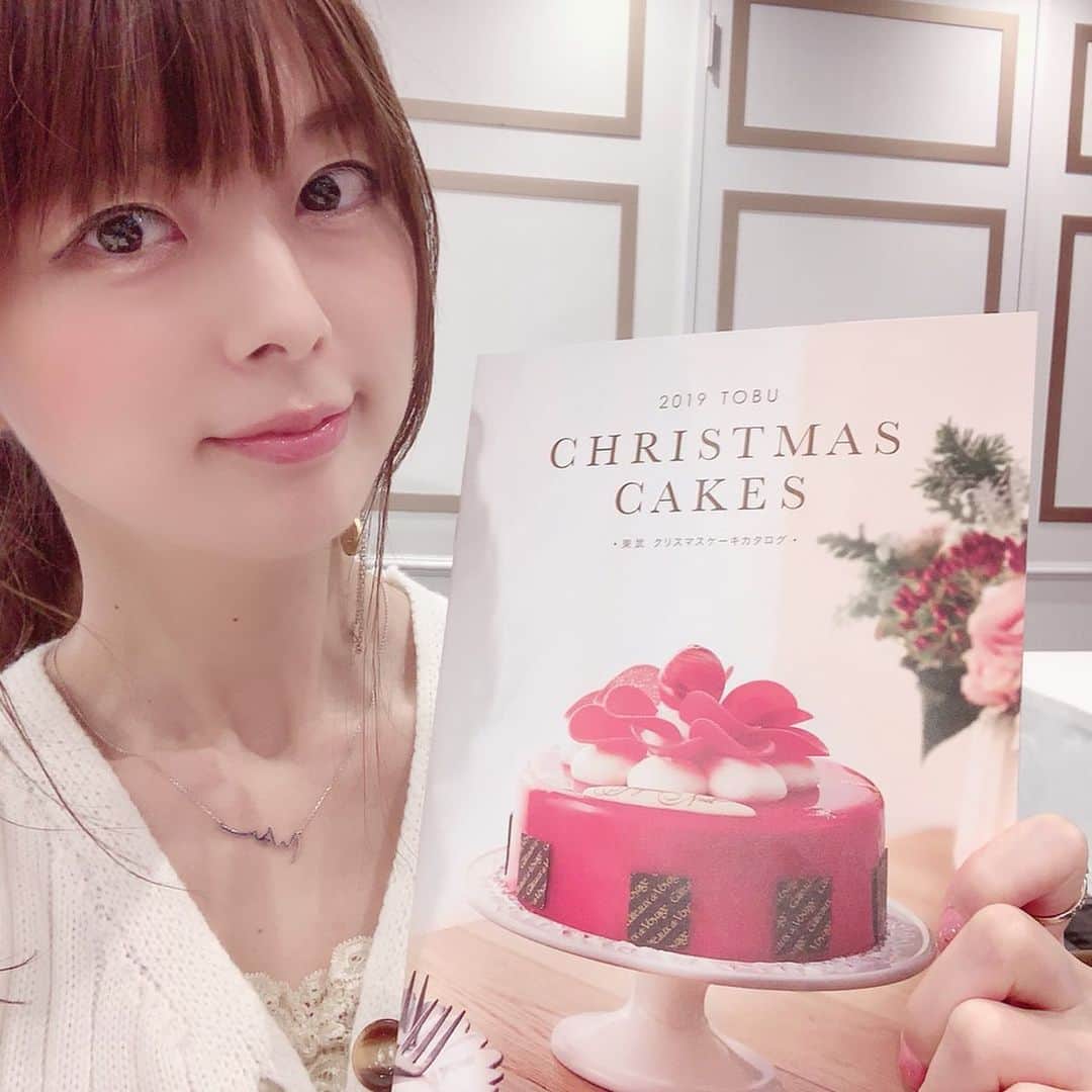satomiさんのインスタグラム写真 - (satomiInstagram)「🎂〔2019 TOBU CHRISTMAS CAKES〕🎂 東武のクリスマスケーキ スペシャルテイスティングイベント に参加させて頂きました¨̮♡︎ * * 今年はフラワーがテーマで全部食べれることにこだわってるそうです✨どれも美しいです🌼 定番のショートケーキだけでなくチョコレートやバターケーキ、チーズケーキなど迷っちゃう〜🎄💜 * * ✼••┈┈┈┈┈┈┈┈┈┈┈┈┈┈┈┈••✼ 中でも気になったベスト3🏅 ・ダロワイヨ レ マカロン「ノエル レ マカロン」 ・京橋千疋屋「プレミアム ローズ ショートケーキ」 ・ガトー・ド・ボワイヤージュ「ルージュ・フルール」 ✼••┈┈┈┈┈┈┈┈┈┈┈┈┈┈┈┈••✼ マカロン好きはたまらないダロワイヨのケーキや 千疋屋の2段のケーキには圧巻！！！！！ * 今回4種のケーキを試食させて頂きました😊💓 どれも甘すぎずぺろっといけちゃいました✨ 本当美味しい〜🥺✨✨ * 予約必須のケーキ✨💜🎂 ぜひクリスマスケーキのご参考になるといいな💓 * * #池袋東武  #2019池袋東武クリスマスケーキ #クリスマスケーキ  #christmascakes」10月15日 18時22分 - saatoomii47