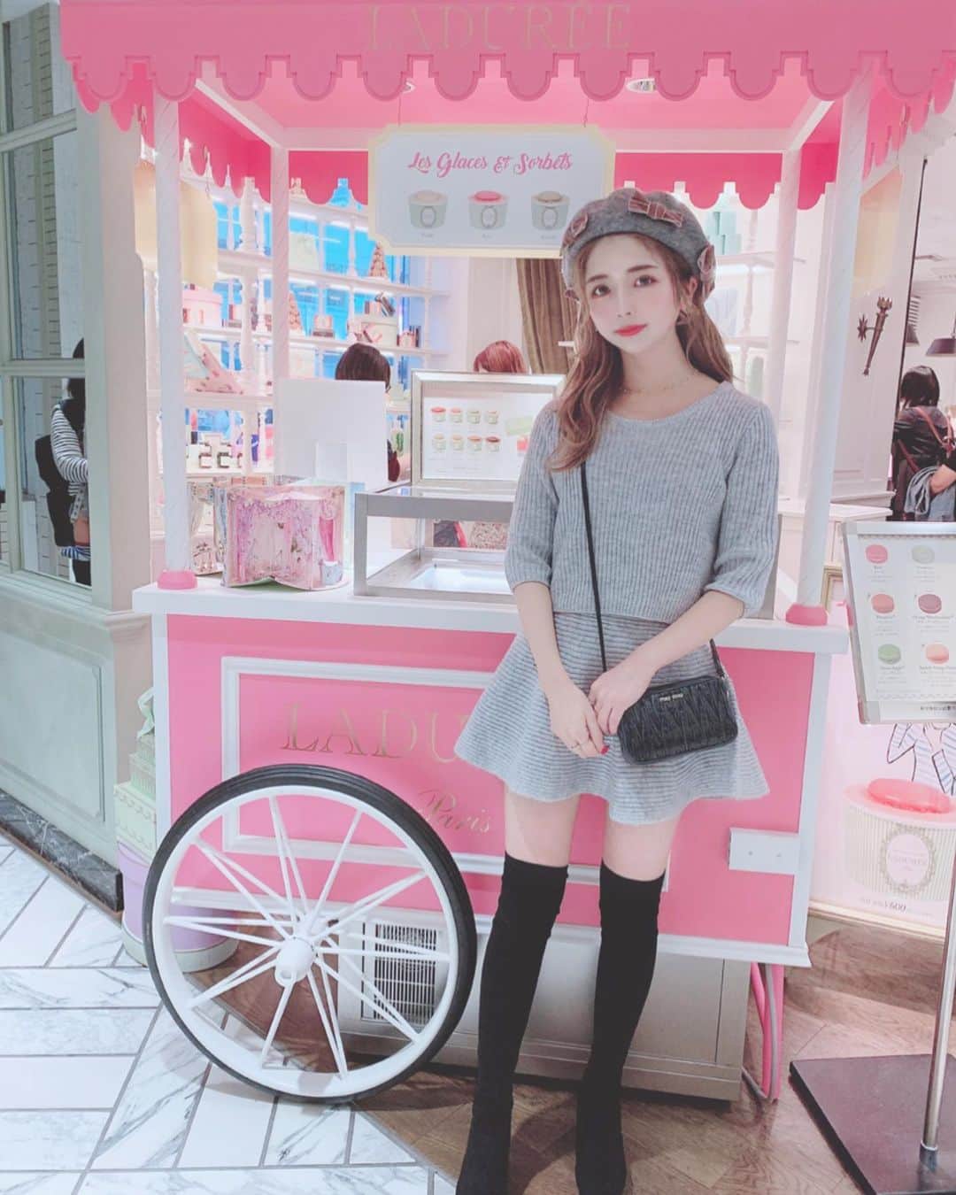 エリンコさんのインスタグラム写真 - (エリンコInstagram)「🎀 . 新宿のラデュレのお店にあるピンクワゴンが とーっても可愛いかった😍💕 . 日が沈むのも早くなって寒くなってきたねー💦 . 秋服着れるのは嬉しいなー💓 . お気に入りのセットアップに ニーハイブーツ合わせたよ💖 . なかなかフィットするブーツなくて やっと見つけた💓💓💓 . @michellmacaron_official のだよ💕 . 眉毛アートメイクしたからおでこだしたくて だしちゃったー🥰💘 . 毎日楽チン😍🎉 . #ラデュレ #laduree #新宿カフェ #pink #ピンクカフェ #michellMacaron #ミシェルマカロン #えりんコーデ #えりんこヘアアレンジ #えりんこカフェ巡り #ベレー帽 #ベレー帽コーデ #miumiu」10月15日 18時23分 - erinko0315