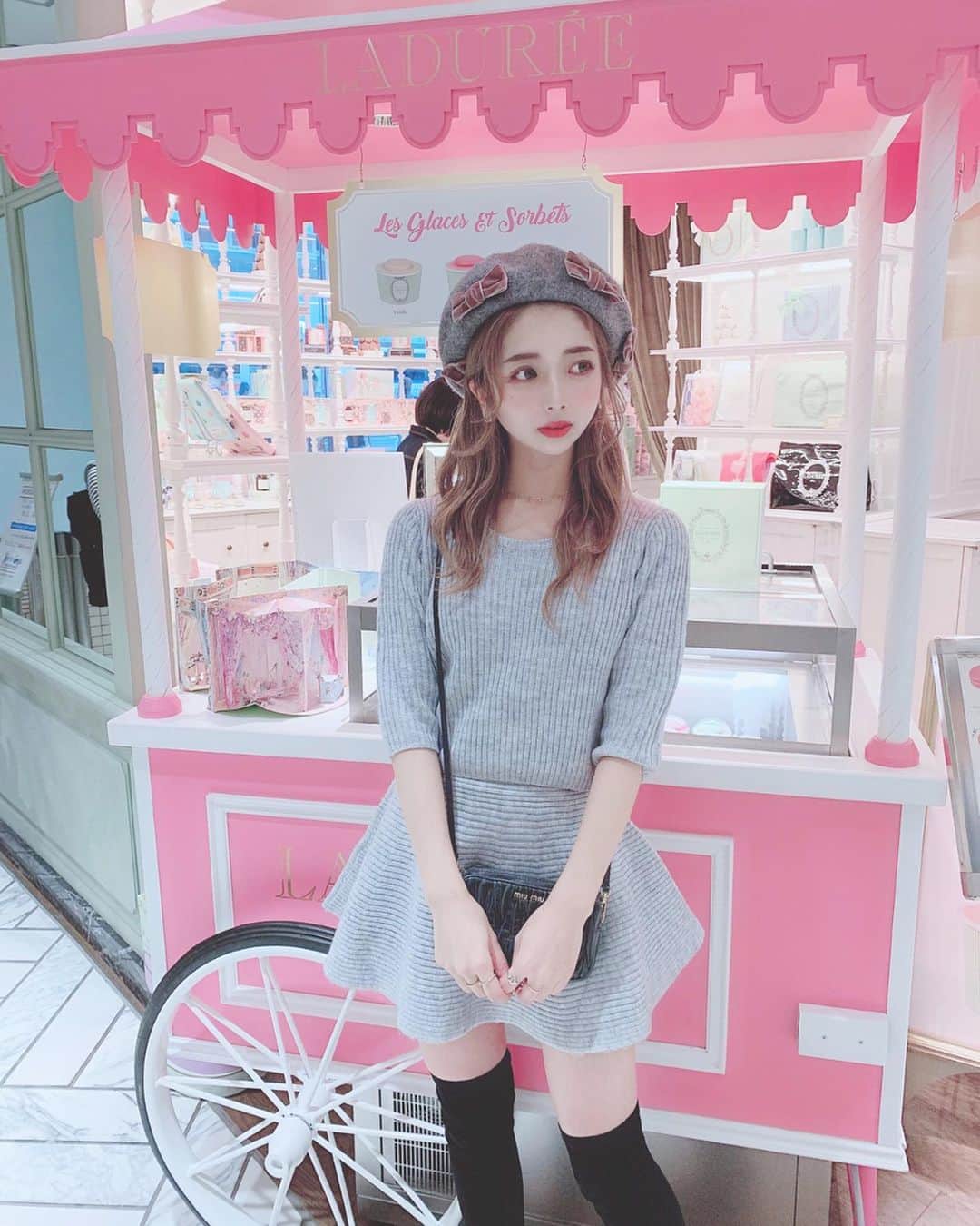 エリンコさんのインスタグラム写真 - (エリンコInstagram)「🎀 . 新宿のラデュレのお店にあるピンクワゴンが とーっても可愛いかった😍💕 . 日が沈むのも早くなって寒くなってきたねー💦 . 秋服着れるのは嬉しいなー💓 . お気に入りのセットアップに ニーハイブーツ合わせたよ💖 . なかなかフィットするブーツなくて やっと見つけた💓💓💓 . @michellmacaron_official のだよ💕 . 眉毛アートメイクしたからおでこだしたくて だしちゃったー🥰💘 . 毎日楽チン😍🎉 . #ラデュレ #laduree #新宿カフェ #pink #ピンクカフェ #michellMacaron #ミシェルマカロン #えりんコーデ #えりんこヘアアレンジ #えりんこカフェ巡り #ベレー帽 #ベレー帽コーデ #miumiu」10月15日 18時23分 - erinko0315
