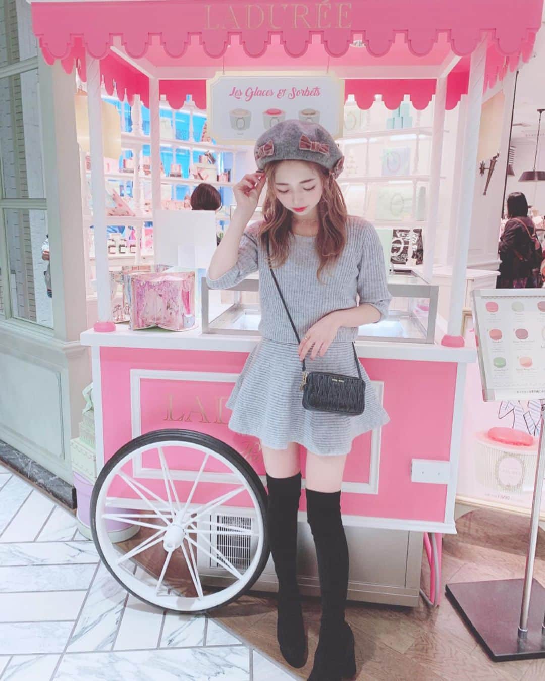 エリンコさんのインスタグラム写真 - (エリンコInstagram)「🎀 . 新宿のラデュレのお店にあるピンクワゴンが とーっても可愛いかった😍💕 . 日が沈むのも早くなって寒くなってきたねー💦 . 秋服着れるのは嬉しいなー💓 . お気に入りのセットアップに ニーハイブーツ合わせたよ💖 . なかなかフィットするブーツなくて やっと見つけた💓💓💓 . @michellmacaron_official のだよ💕 . 眉毛アートメイクしたからおでこだしたくて だしちゃったー🥰💘 . 毎日楽チン😍🎉 . #ラデュレ #laduree #新宿カフェ #pink #ピンクカフェ #michellMacaron #ミシェルマカロン #えりんコーデ #えりんこヘアアレンジ #えりんこカフェ巡り #ベレー帽 #ベレー帽コーデ #miumiu」10月15日 18時23分 - erinko0315