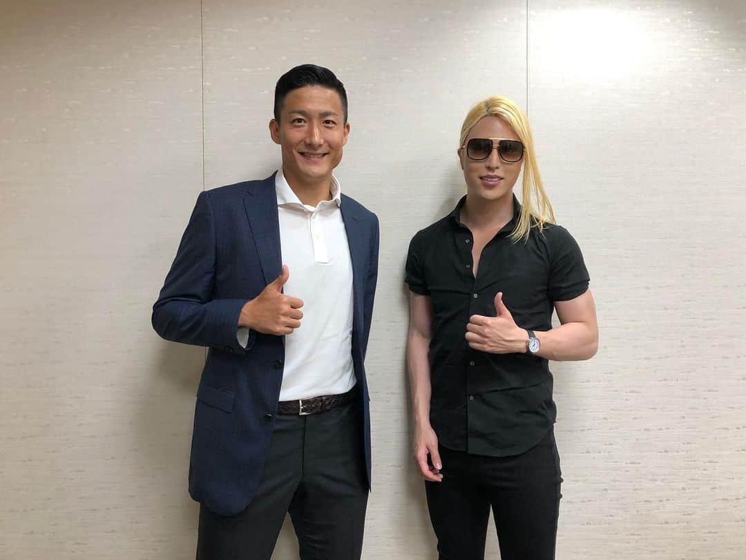 都倉賢のインスタグラム：「ローランド様か、都倉か、それ以外か…。 #俺か俺以外か  #ローランド #トーク力半端なかったな #女性たちの目が漫画みたいにハートになってたの初めて見た #ニューヨーク行きの飛行機の中で鏡に映る自分を見てたら気がついたら着いてたらしい #女子力はローランド様の周りに落ちているらしい #そんな感じで楽しい時間でした」