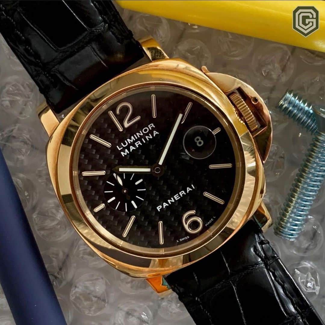 パネライのインスタグラム：「What are your thoughts on a yellow gold Luminor? There weren’t too many made by #Panerai but this was definitely one of the best. The #PAM140 in 18K yellow gold with carbon fiber dial from 2002. Pic by @guardedcrown #paneraicentral」