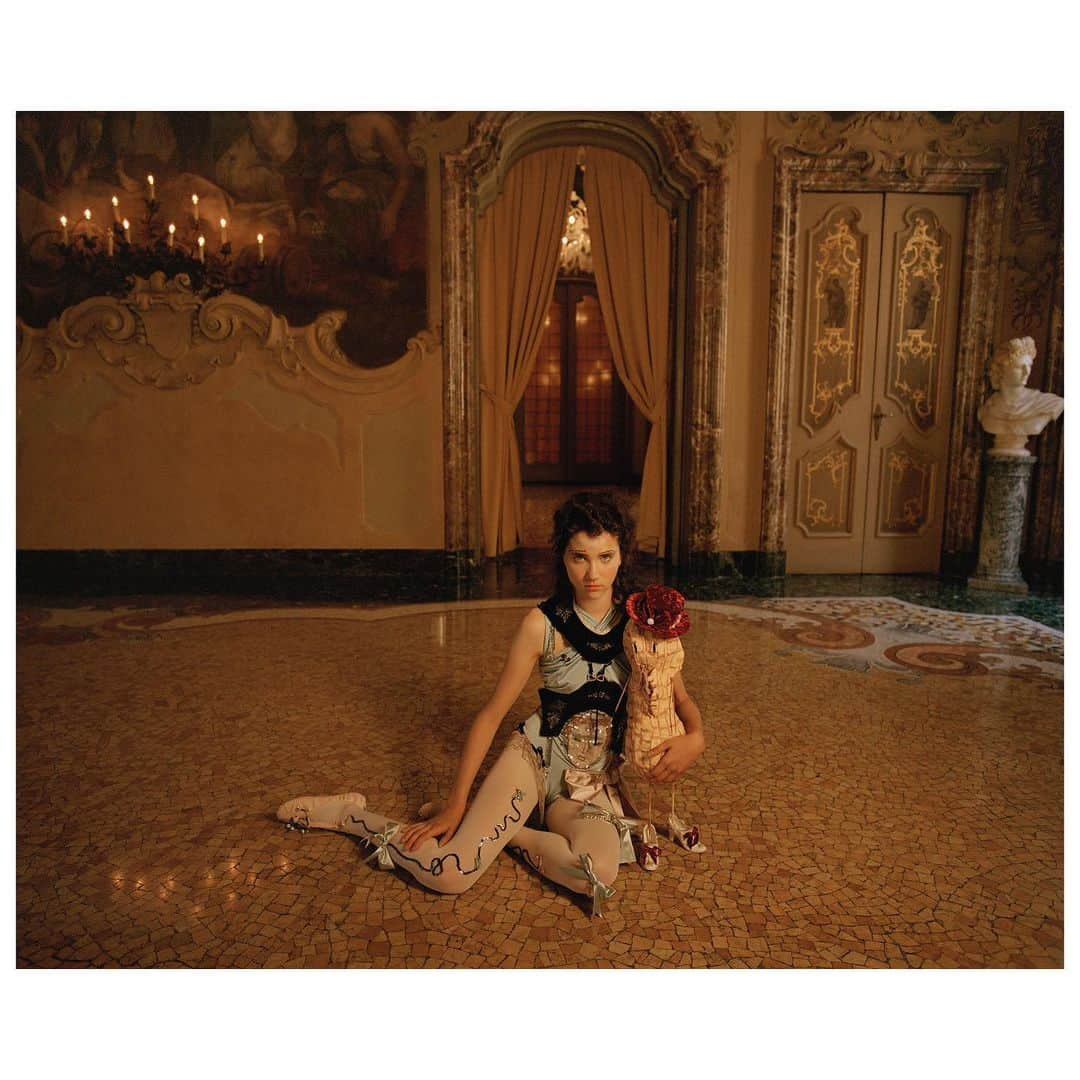 Elena Rendinaさんのインスタグラム写真 - (Elena RendinaInstagram)「🧸💛🥜 Gail&Peanut🥜🧡🧸 portrait of @gailpelizzari with Peanut thank you @doraroberti 💛 @katjawil 🧡 costume and shoes made by me」10月15日 18時43分 - elenarendinastudio