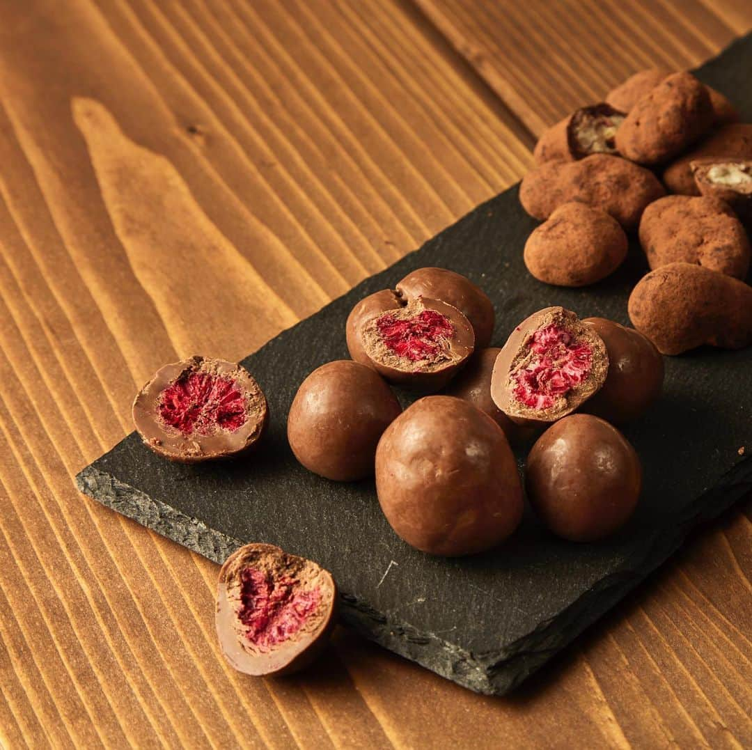 The East India Companyさんのインスタグラム写真 - (The East India CompanyInstagram)「It’s day two of Chocolate week 🍫  And we’re dreaming of delving into these luxurious enrobed raspberries . Sumptuously covered in fine Belgian milk chocolate over the real freeze-dried raspberries. The delicious contrast of sweet and punchy, these melt-in-your-mouth treats are all about indulgence and whilst the good old British weather pours down on us, why not take a moment out, settle back with a hot tea and a bowl of these? . #chocolateweek #chocolate #instagood #raspberries #indulgence #theeastindiacompany #chocolate #cake #food #foodporn #dessert #instafood #yummy #love #foodie #sweet #delicious #chocolatelover #chocolateaddict #chocolatedream」10月15日 18時43分 - theeastindiacompany