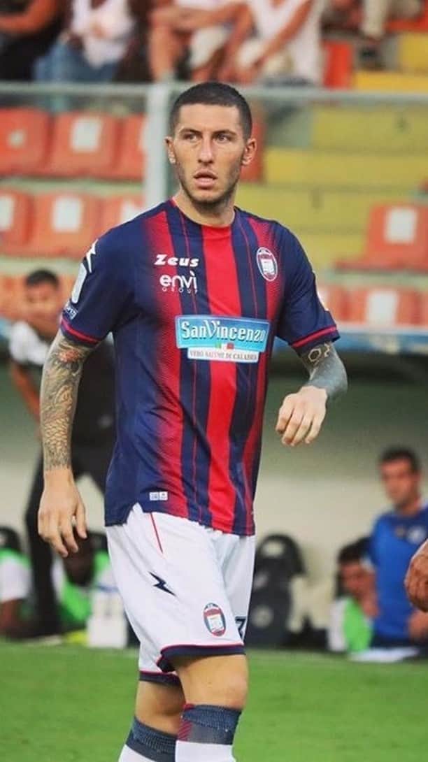 ルカ・マッローネのインスタグラム：「"Vogliamo cercare di fare più punti possibili, vedremo alla fine dove saremo. Questa idea di calcio mi piace e la sento mia. Sono contento di poter dare una mano" 🔴🔵🦈」