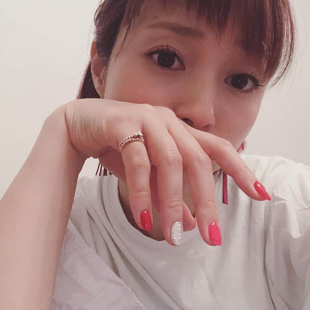 たかはしゆいさんのインスタグラム写真 - (たかはしゆいInstagram)「・ ブラウンのネイルの後は 赤系で♪ ・ ブラウンも赤も#秋ネイル ですね💡 ・ #ネイル #ワンカラーネイル #色遊び #nail #handnail #たかはしゆい」10月15日 18時37分 - t.yuirin