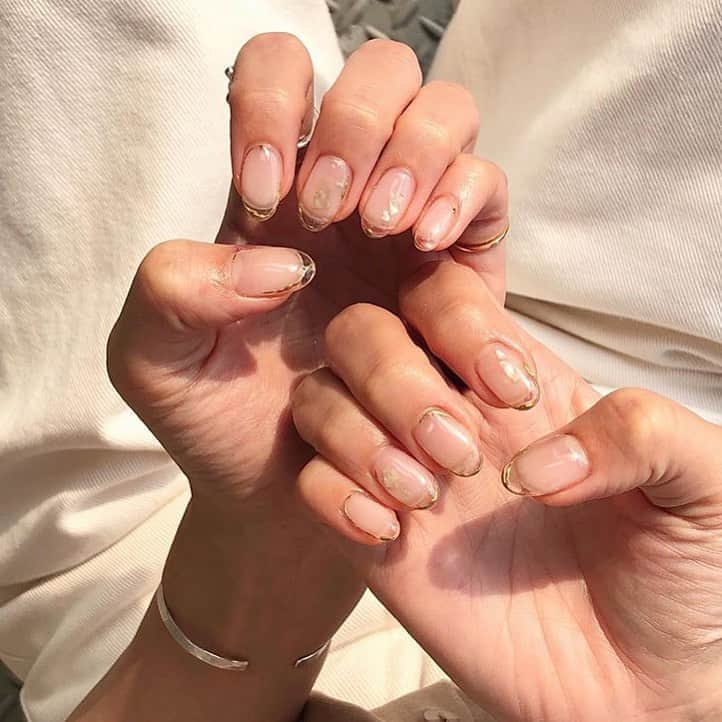 Locariのインスタグラム：「【手元からゴージャスに！シンプルから派手めまで「秋のゴールド系ネイル」♡】 ぜひ記事をチェックしてみてください💅 . phot by @_941020_  さん . . . . #ネイル #ジェルネイル #ネイルデザイン #ネイルアート #ニュアンスネイル #秋ネイル #シンプルネイル #セルフネイル #オフィスネイル #個性派ネイル #ショートネイル #トレンドネイル #ネイルケア #上品ネイル」