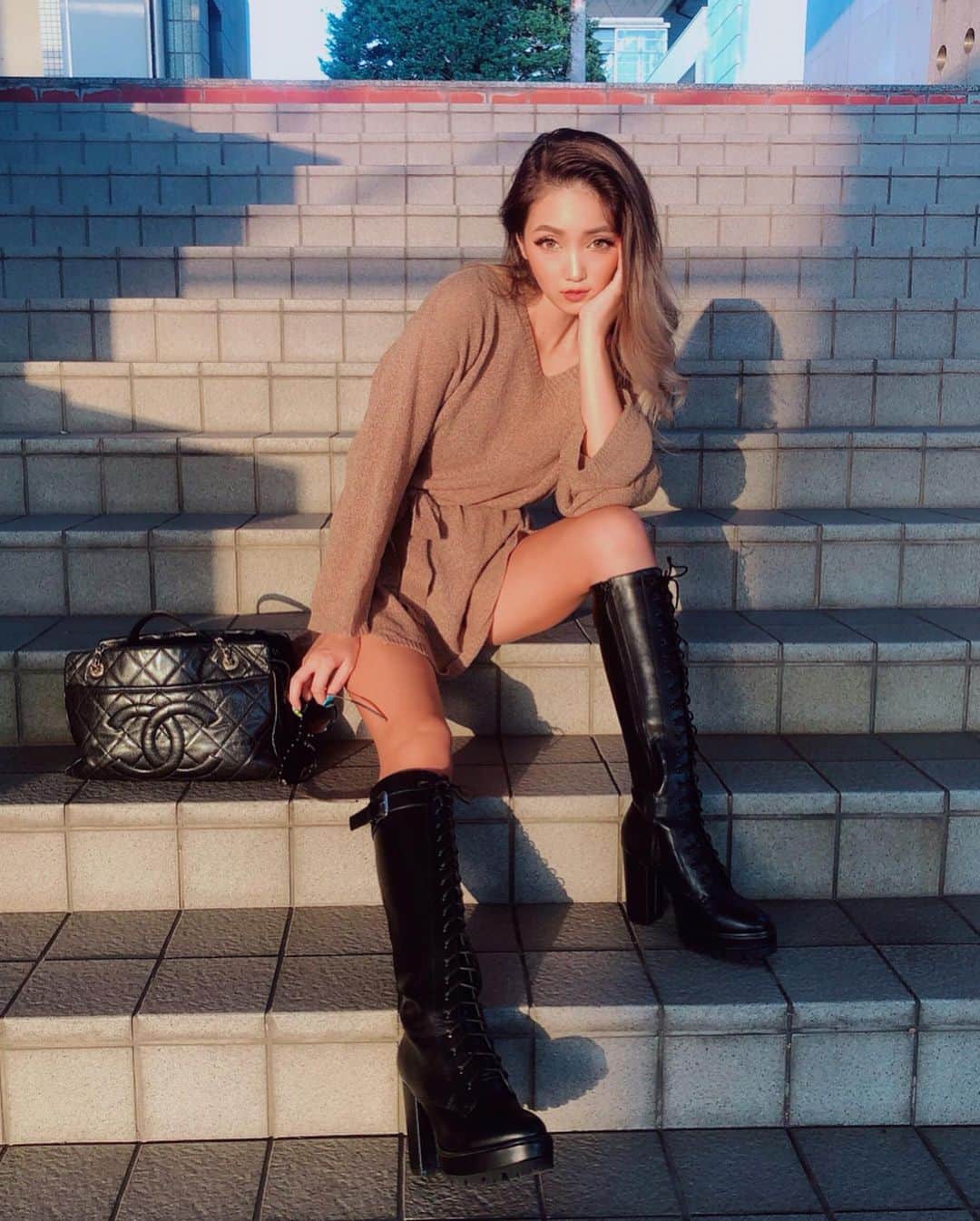 のインスタグラム：「🖤👠🖤👠🖤👠🖤👠🖤 . "EGOIST"の展示会で オーダーしてた物がたくさん届いた!!! . ニットもブーツも @egoist_official 🖤 . ゆるくて着やすい薄めのニットが 超可愛いっ👠💋 . ブーツもすっごく合わせやすいから 届いた日からめっちゃ愛用してる!!!!! . . . #manyacode . #EGOIST #fashion #instafashion #autumn #autumnfashion #knit #boots」