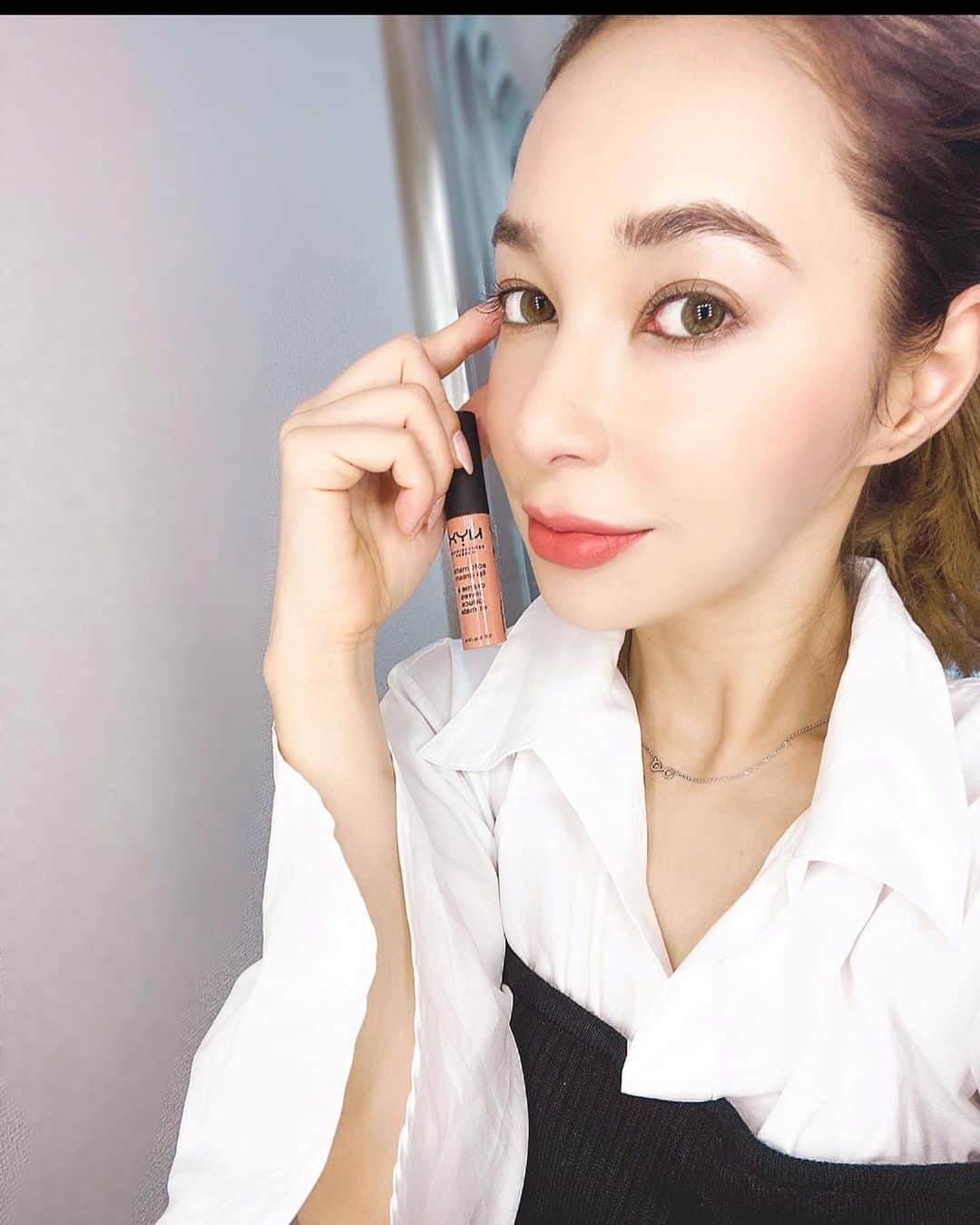 Gabrielaさんのインスタグラム写真 - (GabrielaInstagram)「NYX Professional Makeupの代名詞ともいわれている ソフト マット リップクリームを使ってメイクしてみました❤︎ マットなのに乾燥を感じる事が無かくて、 塗りやすく、発色も良き☝️🥺 お食事後も取れてなかったので、色持ちも💯！ 41色の中で、特に気に入った3色を使ってメイクしてみました💄 ナチュラルメイクに使いやすい ベージュ系のSMLC02 (2枚目)、深いワインレッドのSMLC20、3枚目のピンクはSMMLC03！  動画では同じメイクにリップだけを変えてみたよ💄❤️ 今年の冬はボールド系リップをたくさん使います🥺❤️ リップ1本で簡単に雰囲気を変えられるし、新しい自分をみつけられるよ！💕 . . Para quem ama os batons da #NYX , ja usaram os batons matte Soft matte lip cream? Com ótima pigmentação e de facial aplicação, a linha conta com 41 cores🥺 Estou amando os tons vinho para esse inverno🥰 . . The NYX Soft matte cream lips are amazing ! They have great pigmentation and the best long-lasting🥰 I apply a lip balm first, and then I apply this babe! There are 41 colors, and the price is very affordable 😙 . . . #nyx #mua #makeup #makeuptutorial #wintermakeup #redlips #batom #batomvermelho #maquiageminverno #tutorial #maquiagem #メイク　#メイク動画　#冬メイク　#レッドリップ　#インスタグラマー　#ニックス　#nyxcosmeticsjp #iammyself #PR」10月15日 18時40分 - rkgabriela