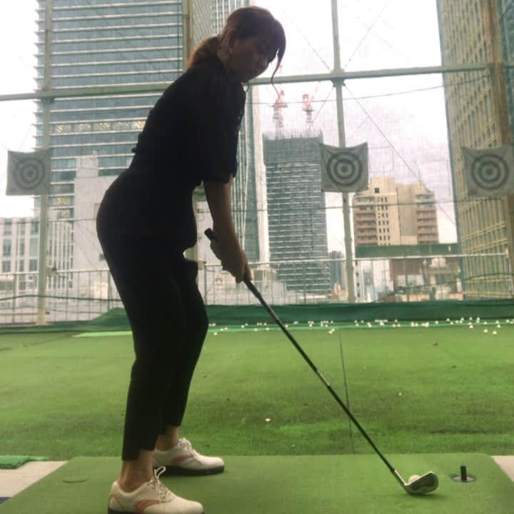 のインスタグラム：「ゴルフ練習⛳️年内にはまとめたい❣️悩み深き　 #ゴルフ #ゴルフ女子　#golf」