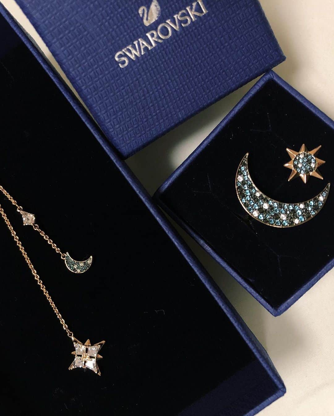 岩本ライラさんのインスタグラム写真 - (岩本ライラInstagram)「北欧の夜空をコンセプトにした @swarovski ウィンターコレクション🌓 これからの冬に合わせるのが楽しみ。  #スワロフスキージュエリー #スワロフスキー #FindYourLuckyStar」10月15日 19時02分 - lylaa05