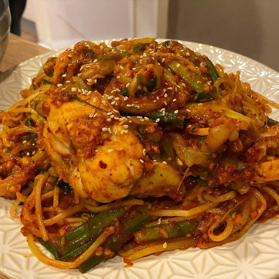 ハヌルさんのインスタグラム写真 - (ハヌルInstagram)「살아있는 아귀로 먹어보는 아구찜은 처음!!! 코스요리를 먹었는데 인당 55000원정도? 자극적인걸 조아하는 나는 다음에오면 아구찜만 시켜서 밥비벼서 먹을것같댜 . 다른메뉴들은 심심하고 건강한맛..? 아구찜이 진짜 신선해서 쬰득쬰득 식감 대박이구, 콩나물 미나리도 너무너무 싱싱했어요 ㅠㅠ 여태먹어본 아구찜중 젤맛있었어요!!!!! . 잠실역 부근 맛집~~! 아재입맛 #하늘이의맛집뿌셔 ㅋㅋ . 여러분~~ 아쉽게도 제가 다이어트에 들어가서 한달두달은 맛집못뿌실것같아요😭 먹기위해 다이어트하는뇨쟈☁️ . 스토리로 다이어트 식단어캐하는지 공유할테니까 궁굼하신분들은 스토리 챙겨보세여💗💗💗 #생생아구」10月15日 19時05分 - haneulina