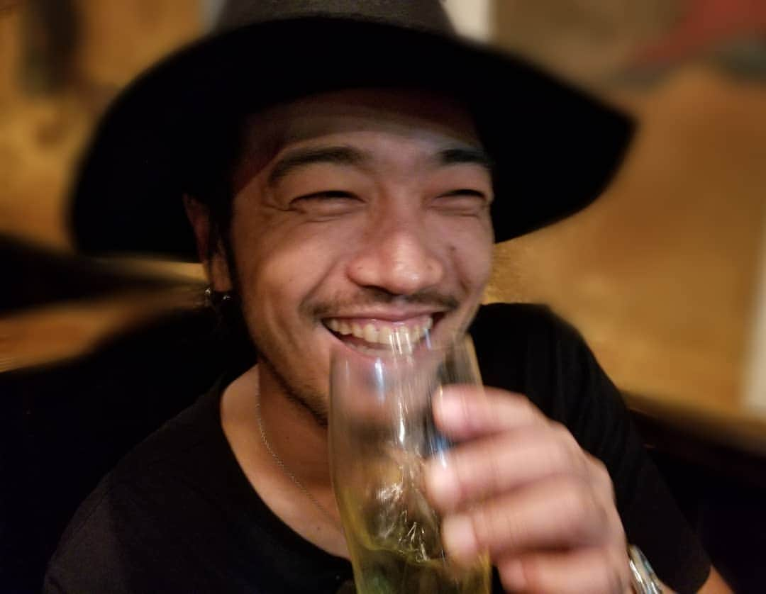 斉藤秀翼さんのインスタグラム写真 - (斉藤秀翼Instagram)「賢志さんと久々にサシ飲みした。 いい時間だった。 今回はお互いに、 狩りそびれた結果となった。 2枚目の写真のボク、 狩られるとかよりも、自爆してる説。笑 ちなみに全然酔ってません。  3枚目はお酒に狩られずに済んだまさしさん。  #アマゾンズ #ザモナス #ゴーゴーファイブ #キョウリュウジャー #仮面ライダー #特撮 #俳優」10月15日 19時06分 - syuusuke.s