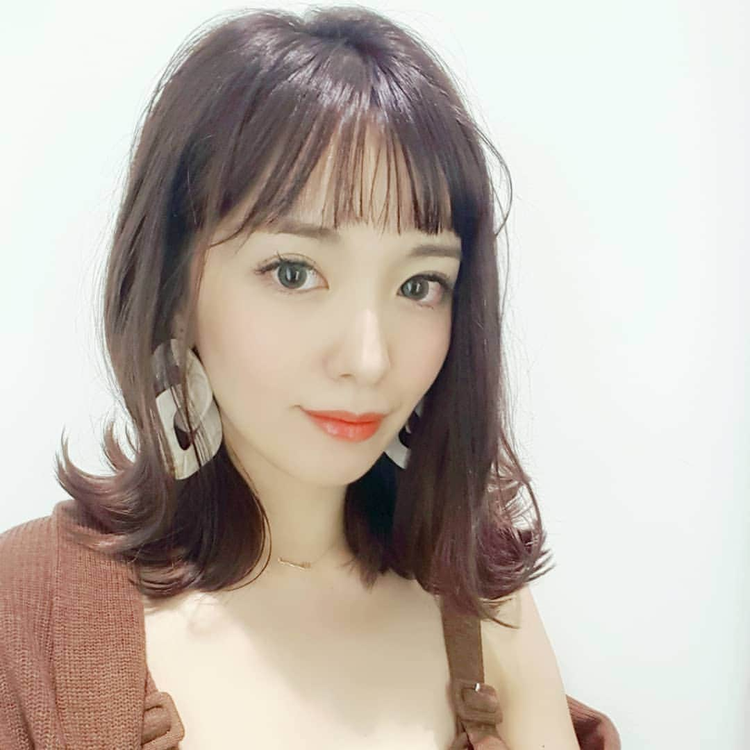 長江愛美さんのインスタグラム写真 - (長江愛美Instagram)「髪の毛とさよならしました✂💇💈 暗めのラベンダーカラー💜 おそらく7年ぶりくらいのミディアムボブ👆  痛んでたところをぶったぎってやりましたので、髪の毛が健康😚💕 頭が軽い💕👍 #COLOR#hair #ヘアカラー#hairchange #haircolor #秋ヘア #autumn#秋カラー#2019aw #ラベンダーアッシュ #ラベンダーカラー #ラベンダーグレージュ #people #ミディアムボブ#イメチェン#透明感#大人ヘア#ミディアムヘア #オン眉#シースルーバング#前髪カット#amerivintage」10月15日 19時08分 - manamin.512