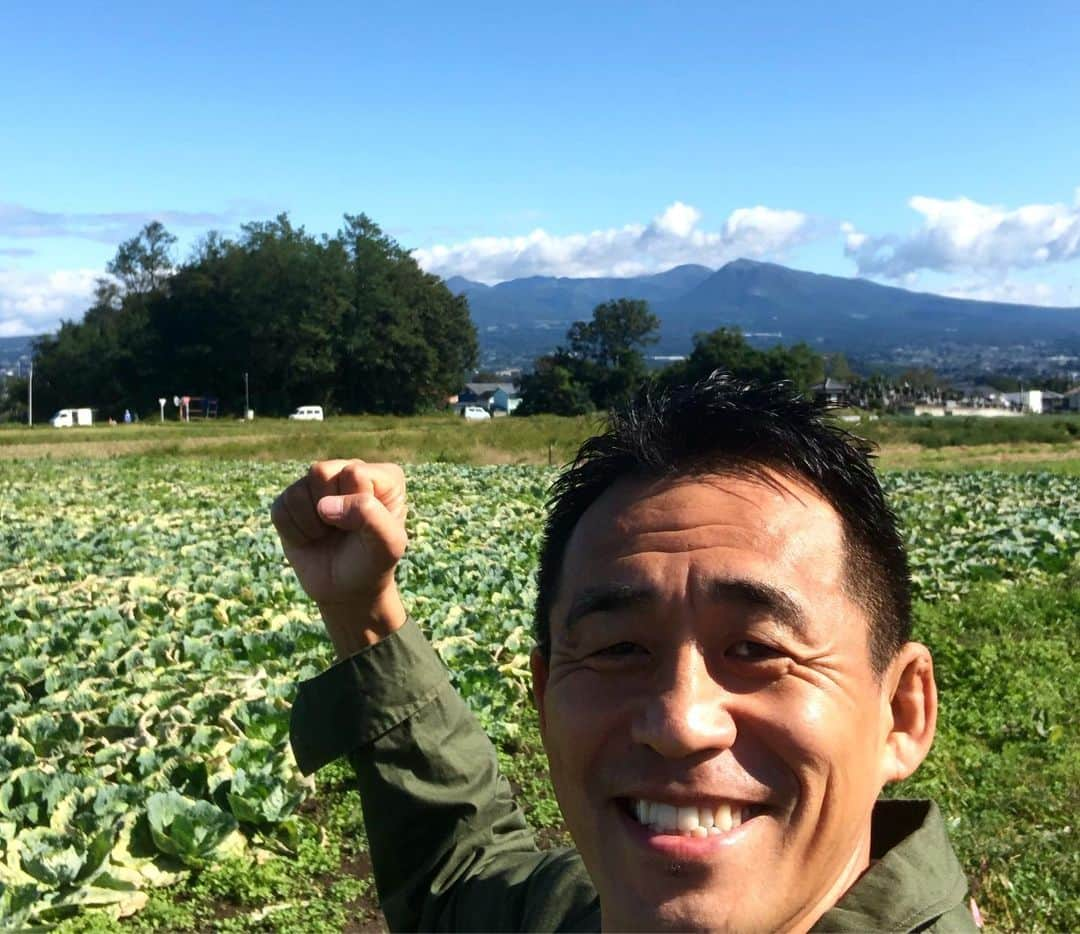 石田靖さんのインスタグラム写真 - (石田靖Instagram)「テレビ東京⑦『昼めし旅』 〜あなたのご飯見せて下さい〜 群馬県吉岡町へ〜今回はどんな出逢いがあったんでしょうか？ OAは11月5日予定〜お楽しみに😆 #テレビ東京 #昼めし旅 #あなたのご飯見せてください  #群馬県吉岡町 #吉岡町 #三津屋古墳 #群馬名物 #おっきりこみ  #2枚目の写真 #赤城山 #上毛かるた #3枚目の写真 #マリオ #小倉ぶどう郷 #4枚目の写真 #悪魔の笑顔 #ふくろ茸 #笑うふくろ茸 #日本ふくろ茸ファーム #5枚目の写真 #撮影風景 #一期一笑  #石田靖」10月15日 19時08分 - yasulog