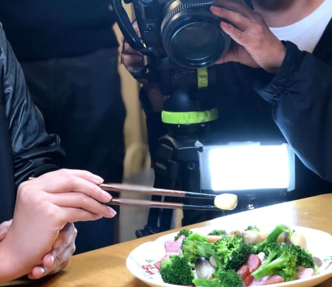 石田靖さんのインスタグラム写真 - (石田靖Instagram)「テレビ東京⑦『昼めし旅』 〜あなたのご飯見せて下さい〜 群馬県吉岡町へ〜今回はどんな出逢いがあったんでしょうか？ OAは11月5日予定〜お楽しみに😆 #テレビ東京 #昼めし旅 #あなたのご飯見せてください  #群馬県吉岡町 #吉岡町 #三津屋古墳 #群馬名物 #おっきりこみ  #2枚目の写真 #赤城山 #上毛かるた #3枚目の写真 #マリオ #小倉ぶどう郷 #4枚目の写真 #悪魔の笑顔 #ふくろ茸 #笑うふくろ茸 #日本ふくろ茸ファーム #5枚目の写真 #撮影風景 #一期一笑  #石田靖」10月15日 19時08分 - yasulog