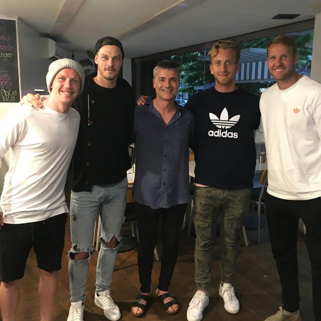 のインスタグラム：「Coffee education. It’s a must in Melbourne! Thanks to the big man @chrissilja72 for the hospitality and the lesson! 🤟🏼」