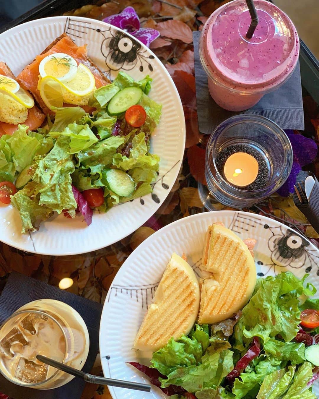 蓼沼綾さんのインスタグラム写真 - (蓼沼綾Instagram)「🎃🥪🍇🍠🎃 ^_^ いさこ姫とLUNCH mtg👸 ・ 季節を感じさせてくれるアート。 お野菜いっぱいヘルシーご飯。 秋の味覚サーモンも🐟❤️ ・ こうして今日もささやかな時間を 過ごせて本当に幸せなことですね。 台風の被害に遭われた地域の皆様、 どうか一日も早く穏やかな日常が取り戻せますように。 ・ ・ #ニコライバーグマンカフェ #nicolaibergmann #東京カフェ #表参道カフェ #南青山カフェ #カチューシャアレンジ #tshirtlife #白tコーデ #白t #パールピアス #東京カフェ巡り #halloween #ハロウィン2019 #instafashion #instastyle #ootd #패션 #카페투어 #인스타푸드 #오오티디」10月15日 19時13分 - tadeaya