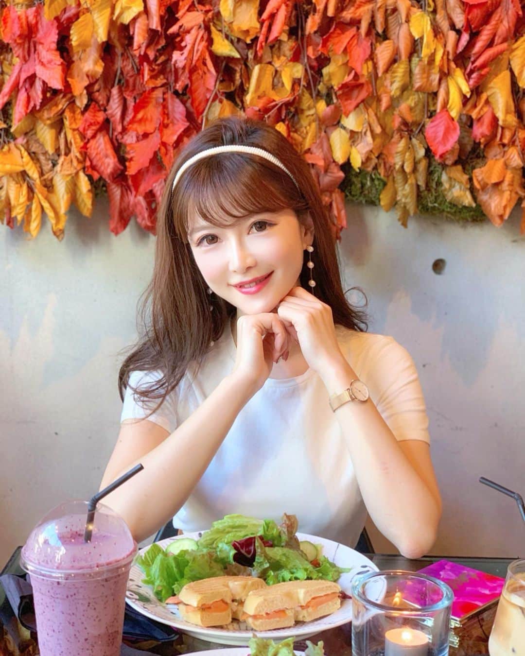 蓼沼綾さんのインスタグラム写真 - (蓼沼綾Instagram)「🎃🥪🍇🍠🎃 ^_^ いさこ姫とLUNCH mtg👸 ・ 季節を感じさせてくれるアート。 お野菜いっぱいヘルシーご飯。 秋の味覚サーモンも🐟❤️ ・ こうして今日もささやかな時間を 過ごせて本当に幸せなことですね。 台風の被害に遭われた地域の皆様、 どうか一日も早く穏やかな日常が取り戻せますように。 ・ ・ #ニコライバーグマンカフェ #nicolaibergmann #東京カフェ #表参道カフェ #南青山カフェ #カチューシャアレンジ #tshirtlife #白tコーデ #白t #パールピアス #東京カフェ巡り #halloween #ハロウィン2019 #instafashion #instastyle #ootd #패션 #카페투어 #인스타푸드 #오오티디」10月15日 19時13分 - tadeaya