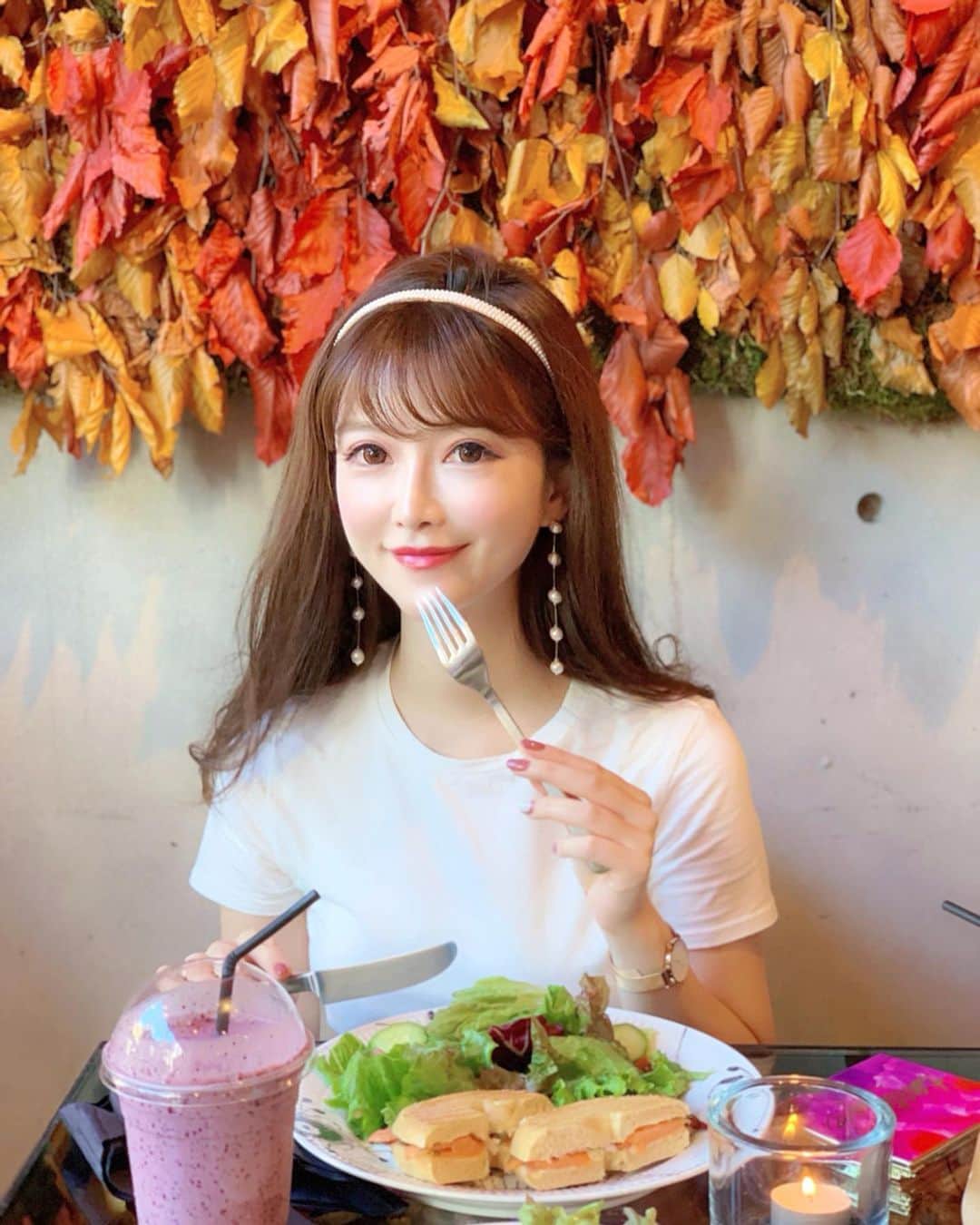 蓼沼綾さんのインスタグラム写真 - (蓼沼綾Instagram)「🎃🥪🍇🍠🎃 ^_^ いさこ姫とLUNCH mtg👸 ・ 季節を感じさせてくれるアート。 お野菜いっぱいヘルシーご飯。 秋の味覚サーモンも🐟❤️ ・ こうして今日もささやかな時間を 過ごせて本当に幸せなことですね。 台風の被害に遭われた地域の皆様、 どうか一日も早く穏やかな日常が取り戻せますように。 ・ ・ #ニコライバーグマンカフェ #nicolaibergmann #東京カフェ #表参道カフェ #南青山カフェ #カチューシャアレンジ #tshirtlife #白tコーデ #白t #パールピアス #東京カフェ巡り #halloween #ハロウィン2019 #instafashion #instastyle #ootd #패션 #카페투어 #인스타푸드 #오오티디」10月15日 19時13分 - tadeaya
