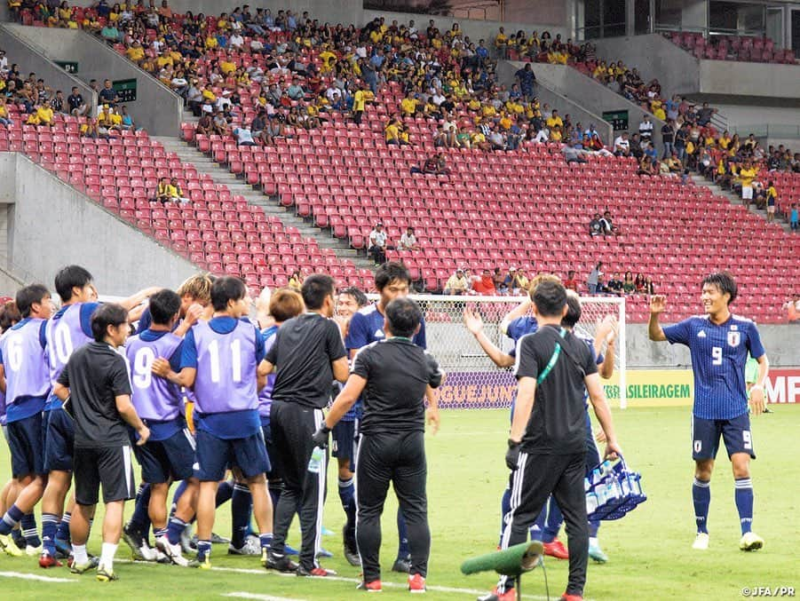 日本サッカー協会さんのインスタグラム写真 - (日本サッカー協会Instagram)「📸Match photos① #U22日本代表 は14日(月)、ブラジルのレシフェ郊外でU-22ブラジル代表と対戦し、#田中碧 選手の2ゴール、#中山雄太 選手のゴールによって3-2と逆転勝利。6月のトゥーロン国際大会の決勝で敗れたリベンジを果たしました。 ・ 国際親善試合 🇯🇵U-22日本代表 3-2(1-1) U-22ブラジル代表🇧🇷 📅10/15(火) 4:00KO ※日本時間 📍Arena Pernambuco ・ ⚽27分 田中碧 ⚽52分 田中碧 ⚽68分 中山雄太 ・ 【U-22日本代表 今後のスケジュール】 キリンチャレンジカップ2019 📅11/17(日) vsU-22コロンビア 📍エディオンスタジアム広島 📅12/28(土) vs未定 📍トランスコスモススタジアム長崎 #jfa #daihyo」10月15日 19時14分 - japanfootballassociation