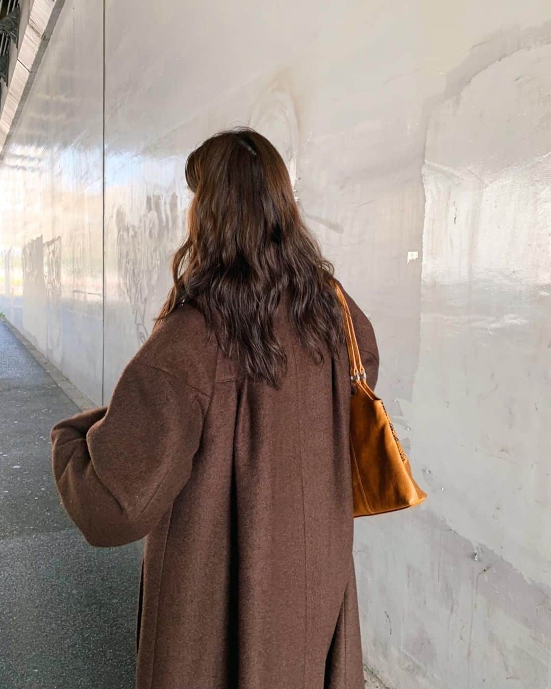 Shiho Sasakiのインスタグラム：「後ろのタックがとても可愛い Aラインコート🧥 立体的なラインがとても素敵💎 今年もMOUSSYのouterはどれも可愛くて迷っちゃうなぁ💭 #MOUSSY#MOUSSYSNAP」