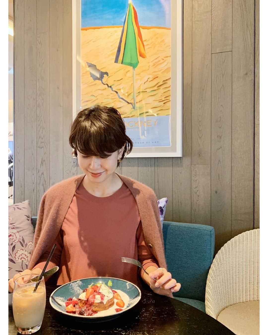 23区さんのインスタグラム写真 - (23区Instagram)「#23KU_DAYS 🚶‍♂️to  SHINSAIBASHI﻿ ﻿ 街散策の疲れを癒しに﻿ リラックスできるカフェでランチタイム。﻿ ﻿ ピンクのワントーンコーデも﻿ 大人可愛いダスティピンクのカラーで﻿ シックにまとめて◎﻿ ﻿ ﻿ ﻿ ﻿ ﻿ ﻿ -------------------------------------------------﻿ ﻿ #23KU_DAYS_OSAKA #23区 #23區 #MYSTANDARD23 #OSAKA #SHINSAIBASHI #fashion #style #code #coordinate #KNIT ﻿ #ピンクコーデ #ワントーンコーデ #ダスティピンク #くすみピンク #ワンピース #ワンピコーデ #大阪 #心斎橋 #心斎橋カフェ #大阪カフェ#心斎橋ランチ  #休日の過ごし方 #私の休日」10月15日 19時27分 - 23ku_official