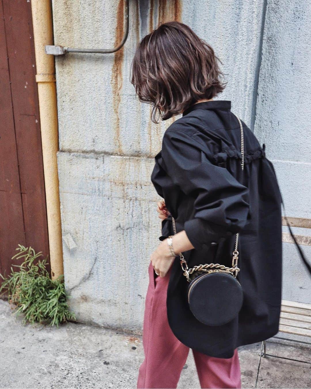 miheeさんのインスタグラム写真 - (miheeInstagram)「ootd ㅤ ㅤ ストーリーに載せて 質問を多く頂いていたシャツは、 今日の🌜21:00〜発売します🛒♥️ ㅤ ㅤ @sylph_official さんとのコラボです✨ ㅤ ㅤ 後ろはもともとがふんわり♡するので 着ていてもシワになりにくいです✧ 袖にはマットな素材のボタン🔘を つけていて女性らしさとモードな感じに なりました◟̆◞̆♡🙏 ㅤ ㅤ 丈感は前後違って後ろはお尻が 隠れる長さで、どんなボトムス にも合いやすいです︎︎︎︎☑︎‪- - ㅤ ㅤ また、19日13:00~は京都の伊勢丹 POPUPへ@nanapanda517 と 立たせて頂くことになりました✨ ㅤ ㅤ この機会にお会い出来ることを 楽しみにしています🥺❤️💕 ㅤ ㅤ shirt : @sylph_official × @__mihi__  colour オフホワイト ブラック ２色🖤 10.15 21:00 start 🛒... ㅤ ㅤ  ㅤ」10月15日 19時19分 - __mihi__